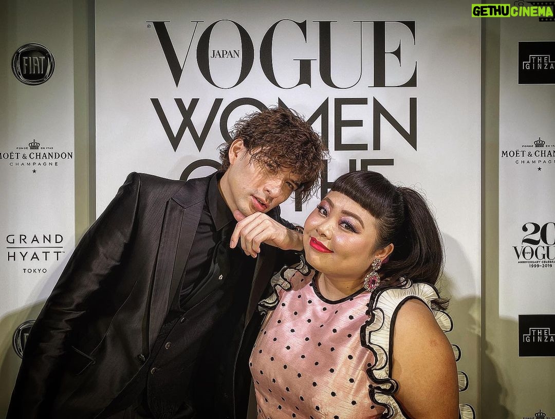 Yu Shirota Instagram - VOGUE JAPAN20周年 心からおめでとうございます☺︎ . 去年は一人でさせていただいた司会も、今年は直美ちゃんと一緒。それそれは心強かったとさ☺︎ . . . #VOGUEJAPAN #womanoftheyear2019 #受賞者の皆様 #心からおめでとうございます #あの清川さんの可愛いトロフィー欲しい #メンズオブザイヤー作ってくれないかな