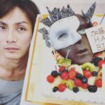Yu Shirota Instagram – Happy birthday和樹☺︎ .
.
滅多に見れない泣き顔ですよ
.
.
しょうがないから今夜ご飯ご馳走してあげる。
.
.
素敵なケーキは #パティスリープラネッツ さんに作っていただきました☺︎ #加藤和樹 #35歳だってさ #出会った頃は19歳だったのに #気付いた時にはおじいちゃんですな #ファントム #Phantom