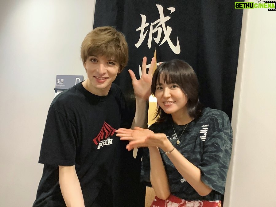 Yu Shirota Instagram - お客様シリーズ14 . 先日、全公演終了したピピン ですが、こちらは未だに東京編です笑 . . . まさみちゃん! 彼女も高校の後輩。そして”天地人”では僕の姉上役でございました。笑 17年に上演された”キャバレー”を観ましたが、彼女の才能が爆発しておりました。魂の歌声、素晴らしかった。是非、またミュージカルに挑戦して欲しいと切に願います。 . ぴょんきち! “表参道高校合唱部”で主演を務めた彼女。その後”べっぴんさん”に主演し、今や国民的女優の仲間入りを果たしたけど、いつ会ってもあの頃のまま、変わらず天真爛漫。いつまでもそのままでいておくれ。そろそろ再共演したいね☺︎ . しおりちゃん! ご存知ももいろクローバーZの黄色担当でございます。(僕は4年前から白色メンバーで加入希望中)過去には”エリザベート”も観に来てくれた彼女。前からミュージカルがお好きだそうで、早くこっちの世界に来ないかなぁと思っている次第です🕺笑 . わかなちゃん! ”オモコー”でぴょんきちの親友役だった彼女。彼女もまた”わろてんか”で朝ドラ主演!!本当凄いね。そして今年”ロミオ&ジュリエット”でミュージカルデビュー!!残念ながら観られなかったけど”アナスタシア”楽しみにしてます☺︎ . 晴香! 17年にジュリエット役でデビューした頃から、とても注目していた女優さん。遂にこの冬”ファントム”で共演します。クリスティーヌは、ミュージカルの中でもトップクラスに難しい役だけど、主演として、そして演出家として、精一杯支えながら、彼女の才能を余すことなく引き出したいと思います。お楽しみに☺︎ . いくちゃん! 「アイドル」と「ミュージカル女優」を見事に両立させているスーパーアイドル! !忙しすぎて倒れやしないか時々心配になります。CDや歌番組ばかりで、まだ作品でがっつり一緒したことはないけど、その日を心から楽しみにしています☺︎ . 相葉ちゃん! 青学2代目の不二!!今やレミゼのアンジョルラス!!当時歌が苦手だった相葉ちゃん。努力を重ねて自分で掴んだチャンス。素晴らしい!!ちなみに僕は昔オーディション落ちてます🙋♂️笑 ドリライで相葉ちゃんを一人残して卒業する時は本当辛かったなぁ、、甘酸っぱい?いい想い出でふ。 . くじらちゃん!! 同じく2代目海堂!!くじらちゃんの海堂カッコよかったなぁ。当時QueenのCDを貸してくれて、そこからボヘミアンラプソディーや数々の名曲を耳にしました☺︎ ひっさびさに会ったけど、全く変わってなくて嬉し&懐かしかったなぁ!くじらちゃんともまた仕事したいー!! . あおい! これまたオモコーの可愛い教え子の一人。当時はあまりちゃんと話さなかったけど”文学処女”でご一緒してから、仲良くさせていただいております☺︎ 初舞台のジュリエットもすごく愛おしかった。きゃわいいひまわりをプレゼントしてくれました🌻ありがとう☺︎ってかこの投稿ジュリエット多っ!!笑 . . #ピピン #長澤まさみ さん #芳根京子 さん #玉井詩織 さん #木下晴香 さん #葵わかな さん #生田絵梨花 さん #相葉裕樹 さん #鯨井康介 さん #森川葵 さん #お客様シリーズ