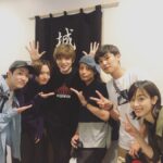Yu Shirota Instagram – お客様シリーズ13

さて、明日からいよいよ最後の地、静岡での公演となりますが、東京のお客様紹介の続きを、、、笑
.
今日はチームワタナベ🕺
きゃわいい後輩たちの紹介です。
.
あ、今日も文字数やばいな、、、笑
.
陣内!
6年前におれが監督させてもらったショートフィルム”Breed in 10 hours”に出演してくれた彼。見事に切ない役所を演じてくれました☺︎最近陣内のお芝居観れてないなぁ、、熱い九州男児です!!まだ家近所かな?🍺行こうね!
.
あらた!
”表参道高校合唱部”というドラマで真っ直ぐな高校球児を熱演☺︎彼がいると自然と笑いが起こる、場を明るくする、素敵な才能の持ち主です。また共演しませう。
.
前山くん!
ご一緒したことはない、、はず笑
3年前くらいに観た”お気に召すまま”のロザリンドがめっちゃ可愛くて、うっかり恋しかけた思い出。いつかご一緒しませう!
.
しょうたろう！
は、、なんか一緒にやったっけな？笑 いや、ないな、、ってくらい後輩とは割と交流があるから、何で知ってるのか、わからなくなるとです。笑 実は彼、子役時代レミゼに出ていたって知らなかったでしょ？🤓
またミュージカルやろうぜい!!
.
さおり！
監督もさせてもらったし、恋人役もやらせてもらったとです。体当たりで挑んだ彼女の主演映画”愛の病”未だに観れてない(ちょっと観るの勇気いる)
ピピン終わったら必ずや!!
.
えりか!
“アップルツリー”で出会いました。ピュアで不器用な彼女。稽古中、何度も泣かせてしまった記憶。笑 観る度に成長していて、おじさんは嬉しいです☺︎
.
こうよう!
ゴージャスで半年間、共に過ごした仲間!前回の”劇団☆新幹線”の公演では、めっちゃ素敵な役を勝ち取って、誇らしかった。歌もダンスもアクロバットも出来ちゃうこうよう。ピピン出れたじゃん!!笑 .
.
真飛さん!
何度かお話させていただいたくらいですが、いつもスンッと、凛としていらして、佇まいが本当に素敵でございます。また是非、ミュージカルで共演しましょう☺︎
.
つな!
“文学処女”でデビューした(はず)ピチピチの新人。まだ高校生だったかな?今は毎日”リュウソージャー”の撮影ですって。大変だ、、身体に気をつけて頑張るんだぞぉ
.
うすい!
もうかれこれ10年くらいかな?確か、おれのD-BOYSの卒業公演で部下役だったはず、、(ルーキーズ撮りながらの舞台で記憶が曖昧です笑)すっかり大人になったわね!またやろ!!
.
牧田!
いつまで経ってもおれに敬語を使い続ける1つ歳上の後輩。いつも誠実な印象の、いい奴です。
この場をお借りして、そろそろタメ口で喋ってくれていいよ?笑
.
鬼頭くん、松浦くん、下川くん、は、初めまして!!大切な仲間が増えて、おじさんは嬉しいです。
これからどうぞよろしくね☺︎
.
ゆうと!!
3年前までエリザで子ルドやってたのに、こんなに大きく＆美少年になっちゃって、、益々将来が楽しみじゃ!!
.
ななちゃん!
差し入れに、お手紙まで書いてくれた律儀な子。ワタナベに所属する前に、楽屋でお会いして女優を目指してることを聞いて「いつか共演しよう!」なんて話してたら、いつの間にか後輩になってたっていう。笑
これで共演も更に近づいたね!☺︎
.
リトグリ!!
文字数的に個人の話は絶対無理だ!許せリトグリ!!笑
それぞれのことは今度改めてしっかり綴るとして、、
セリナ!カレン!マユ!アサヒ!マナカ!
.
この子達は、才能と可能性に満ち溢れた、日本でトップクラスの歌唱力を誇る素晴らしいグループ!(私けっこう辛口な方です)
マジで一度ライブに行ってみて下さい。
おったまげて腰抜けますから。そしてまだまだこれから伸びる子達。東京オリンピックで歌ってくれー😭
デビューから応援している自慢の後輩です。
次のツアーも楽しみにしてるぜぃ!!
.
文字数いけた😵
.
寝る。
.
#ピピン 
#陣内将 さん
#堀井新太 さん
#前山剛久 さん
#大久保祥太郎 さん
#瀬戸さおり さん
#豊原江理佳 さん
#矢内康洋 さん
#真飛聖 さん
#綱啓永 さん
#碓井将大 さん
#鬼頭真也 さん
#牧田哲也 さん
#松浦司 さん
#リトルグリーモンスター
#セリナ さん
#カレン さん
#アサヒ さん
#マユ さん
#マナカ さん
#池田優斗 さん
#渡辺菜花 さん
#下川恭平 さん
#お客様シリーズ