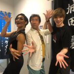 Yu Shirota Instagram - お客様シリーズ11 . . 先程、名古屋公演が終わりましたが、こちらはまだまだ東京編です💁‍♂️笑 . . 五朗さん! 10年前“GO APE”というwowowのドラマで初共演させていただいてから、何度か、そして”The love bugs” でがっつり半年間ご一緒させていただきました。とにかく愛に満ちたお方。今回、五朗さんには絶対観ていただきいと思い、自分から連絡したくらいです。(普段なかなか自分から連絡出来ません笑)感慨深い表情の中、興奮気味にお話して下さり 「成長したなぁ」の一言に、五朗さんの想いが集約されていた気がします。 五朗さん!ご飯連れて行ってくださいー!笑 . 小手さん!巷で噂の”シンデレラおじさん”でお馴染み、今、絶好調の俳優さんでございます!!”私のおじさん”でご一緒した時の絡み、最高に楽しかったなぁ☺︎「モチベーション上がった!おれも頑張る!!」と仰って下さり、めちゃんこHappyでした! またすぐ集まりましょうね!! . アリサ!昔からファッション誌やら、バラエティでちょこちょこご一緒する仲。 昔から知っていたって、仕事では全然会わない人もいれば、こうやって定期的に会う人もいる。出会いやご縁ってのは本当に面白いよねー☺︎ また一緒に表紙飾ろうぜぃ😎笑 . 彦摩呂さん! ご無沙汰しています!と言いつつも、最後がいつだったかもわからないけど、、いつでも近くにいるような、見守ってもらっているような、安心感のあるオーラを常に放っておられる彦摩呂さん笑 大変に褒めていただきました!!どうでもいい話ですが”ひこまろ”って響きがめちゃんこ好きです☺︎笑 . まーちゃん! “地球ゴージャス”や”ファントム”でご一緒している仲。そして、なんと高校の1個上の先輩!でもあるのです。2年間、毎日同じ教室で生活受してました笑 まーちゃんは学級委員長だった!! いつも穏やかで優しいまーちゃん、、当時まーちゃんが所属していたグループのライブを、学校のみんなと制服のまま観に行ったなぁ☺︎ いやぁ懐かしすぎる。次の”ファントム”もよろしくね!! . 同じく”ファントム”で幼少期のエリックを演じたつっきー!!もうね、彼の歌声はエンジェルヴォイスそのもの!大好き。今は変声期で苦しい時期だけど、それは、蛹が蝶になるために、必ず通る必要な時間。今は何も考えずに、その時を待つべし!!空高く優雅に羽ばたく姿、楽しみにしているよ☺︎ . ひなこ! よく”人狼”の会でご一緒します☺︎ご存知の方も多いとは思うけど、彼女めちゃんこ頭が良い。それ故に、村人の時は疑ってしまいがちだけど、人狼でペアになった時はとっても心強いです。笑 そしてピアノもとっても上手。余談ですが、昔辞めてしまったピアノをそろそろもう一度始めようと思っています笑 お友達のさだももちゃんと☺︎ . まなと様!! すっかり”女性”に大変身されておりますが、知る人ぞ知る、元男役TOPスターでございます。実際に、当時、舞台上で歌い、踊る姿を観させていただきましたが、素晴らしかった。少女漫画に登場するような、Theカッコイイ男!!これが”女性にとっての理想の男性像”なんだろうなと、深く関心させられました笑 おれも素敵な男になれるよう頑張ります笑 . 屋比久ちゃん!! 出会いはNHKの歌番組かな？ 当時は、まだ沖縄から出てきて間もない頃で、とっても緊張している感じがあったのだけど、一度歌い出したら、そんな空気はどこへやら!笑 とっても澄んだ、力強い声の持ち主。先日”レミゼラブル”も観劇させていただきましたが、とっても切ないエポニーヌを、見事に演じておられました。将来が楽しみな若手のお一人。 . . 最後に!倉持明日香ちゃん!! お客様シリーズ①にて大失態をおかしておりました。 写真の画角が勝手に決まってしまうせいで、大事な後輩が一人切れておりました🙇‍♂️あまりにナチュラルで気付けなかった笑 その模様を逆再現しつつ紹介します！(末満さんすみません笑) 長年AKB48で活躍していた彼女!選挙やら握手会やら、とてもプレッシャーのかかる、競争率の高い環境の中に居続けることは容易なことではありません。おれなら耐えられないな笑 卒業は数年前ですが、長い間お疲れ様でした!!これからは”個”を大事に、のびのび自由に羽ばたいてね☺︎ . #ピピン #岸谷五朗 さん #小手伸也 さん #浦浜アリサ さん #彦摩呂 さん #丹羽麻由美 さん #松井月杜 さん #佐野ひなこ さん #さだもも さん #朝夏まなと さん #屋比久知奈 さん #倉持明日香 さん #お客様シリーズ