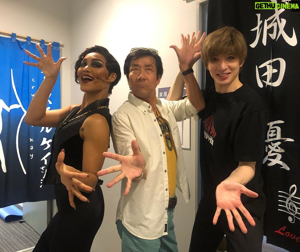 Yu Shirota Instagram - お客様シリーズ11 . . 先程、名古屋公演が終わりましたが、こちらはまだまだ東京編です💁♂️笑 . . 五朗さん! 10年前“GO APE”というwowowのドラマで初共演させていただいてから、何度か、そして”The love bugs” でがっつり半年間ご一緒させていただきました。とにかく愛に満ちたお方。今回、五朗さんには絶対観ていただきいと思い、自分から連絡したくらいです。(普段なかなか自分から連絡出来ません笑)感慨深い表情の中、興奮気味にお話して下さり 「成長したなぁ」の一言に、五朗さんの想いが集約されていた気がします。 五朗さん!ご飯連れて行ってくださいー!笑 . 小手さん!巷で噂の”シンデレラおじさん”でお馴染み、今、絶好調の俳優さんでございます!!”私のおじさん”でご一緒した時の絡み、最高に楽しかったなぁ☺︎「モチベーション上がった!おれも頑張る!!」と仰って下さり、めちゃんこHappyでした! またすぐ集まりましょうね!! . アリサ!昔からファッション誌やら、バラエティでちょこちょこご一緒する仲。 昔から知っていたって、仕事では全然会わない人もいれば、こうやって定期的に会う人もいる。出会いやご縁ってのは本当に面白いよねー☺︎ また一緒に表紙飾ろうぜぃ😎笑 . 彦摩呂さん! ご無沙汰しています!と言いつつも、最後がいつだったかもわからないけど、、いつでも近くにいるような、見守ってもらっているような、安心感のあるオーラを常に放っておられる彦摩呂さん笑 大変に褒めていただきました!!どうでもいい話ですが”ひこまろ”って響きがめちゃんこ好きです☺︎笑 . まーちゃん! “地球ゴージャス”や”ファントム”でご一緒している仲。そして、なんと高校の1個上の先輩!でもあるのです。2年間、毎日同じ教室で生活受してました笑 まーちゃんは学級委員長だった!! いつも穏やかで優しいまーちゃん、、当時まーちゃんが所属していたグループのライブを、学校のみんなと制服のまま観に行ったなぁ☺︎ いやぁ懐かしすぎる。次の”ファントム”もよろしくね!! . 同じく”ファントム”で幼少期のエリックを演じたつっきー!!もうね、彼の歌声はエンジェルヴォイスそのもの!大好き。今は変声期で苦しい時期だけど、それは、蛹が蝶になるために、必ず通る必要な時間。今は何も考えずに、その時を待つべし!!空高く優雅に羽ばたく姿、楽しみにしているよ☺︎ . ひなこ! よく”人狼”の会でご一緒します☺︎ご存知の方も多いとは思うけど、彼女めちゃんこ頭が良い。それ故に、村人の時は疑ってしまいがちだけど、人狼でペアになった時はとっても心強いです。笑 そしてピアノもとっても上手。余談ですが、昔辞めてしまったピアノをそろそろもう一度始めようと思っています笑 お友達のさだももちゃんと☺︎ . まなと様!! すっかり”女性”に大変身されておりますが、知る人ぞ知る、元男役TOPスターでございます。実際に、当時、舞台上で歌い、踊る姿を観させていただきましたが、素晴らしかった。少女漫画に登場するような、Theカッコイイ男!!これが”女性にとっての理想の男性像”なんだろうなと、深く関心させられました笑 おれも素敵な男になれるよう頑張ります笑 . 屋比久ちゃん!! 出会いはNHKの歌番組かな? 当時は、まだ沖縄から出てきて間もない頃で、とっても緊張している感じがあったのだけど、一度歌い出したら、そんな空気はどこへやら!笑 とっても澄んだ、力強い声の持ち主。先日”レミゼラブル”も観劇させていただきましたが、とっても切ないエポニーヌを、見事に演じておられました。将来が楽しみな若手のお一人。 . . 最後に!倉持明日香ちゃん!! お客様シリーズ①にて大失態をおかしておりました。 写真の画角が勝手に決まってしまうせいで、大事な後輩が一人切れておりました🙇♂️あまりにナチュラルで気付けなかった笑 その模様を逆再現しつつ紹介します!(末満さんすみません笑) 長年AKB48で活躍していた彼女!選挙やら握手会やら、とてもプレッシャーのかかる、競争率の高い環境の中に居続けることは容易なことではありません。おれなら耐えられないな笑 卒業は数年前ですが、長い間お疲れ様でした!!これからは”個”を大事に、のびのび自由に羽ばたいてね☺︎ . #ピピン #岸谷五朗 さん #小手伸也 さん #浦浜アリサ さん #彦摩呂 さん #丹羽麻由美 さん #松井月杜 さん #佐野ひなこ さん #さだもも さん #朝夏まなと さん #屋比久知奈 さん #倉持明日香 さん #お客様シリーズ