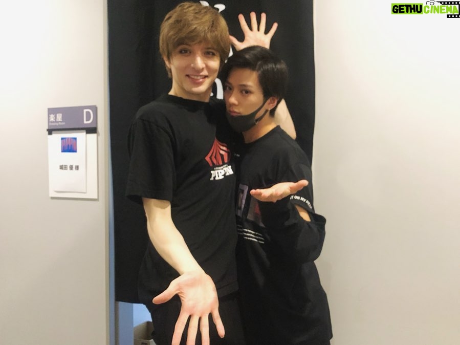 Yu Shirota Instagram - お客様シリーズ⑩ まっけん 将来のミュージカルスターが来たぞよ!!笑 実はおれの中で、次回のピピン候補が2人ほどいて、1人はまっけん。無理って言うてたけど、彼なら絶対出来る。この人の舞台人としてのポテンシャルは高いよー!そしてここからまだまだ伸びるよー!!でも本当まっけんピピンいつか観たいなぁ☺︎ってかまっけんとも仕事したことないや笑 いつかがっつりやりまひょ! . 八嶋さーん! 主演させていただいた“源氏物語”ぶりかな??あの時の八嶋さんの役が大好き。「会いたいと痛むぅこの胸ぇがぁっ!」笑 SPドラマでまたやりたいなぁ、、我らが松也も出演していた”六月歌舞伎”本当に観に行きたかった😭 八嶋さんの劇団”カムカムミニキーナ”も未だ観れておらず、、必ずや近々伺います!!観に来て下さり、感激でございました!! . ちー、リオ、ビアさん!! ちーは高校の同級生。15歳からの仲です。在学中にミュージカルをやっていたのは僕ら2人だけだったこともあり、そして3年生の時は席も隣だったりもして、よく話してた記憶☺︎ 言うまでもなく彼女は男子のアイドルでした。笑 相当モテただろうなぁ。 今も変わらず美しいちーでございます。 . そんなちーの妹!リオ!2014年の”ファントム”のクリスティーヌ役でミュージカルデビューした彼女。初ミュージカルであの役は本当に大変だったと思う。本当よく頑張ったね。最近、当時の映像を観る機会があったんだけど、一心不乱にソプラノを歌うリオの姿を、あたしゃ涙ぐみながら観ておりました。笑 またミュージカルも是非やっておくれやす☺︎ . ビアさん!! 昔から知っていて、良くお話もさせていただくのだけど、これまた実は一度も共演したことがないっていう。笑 こういう方本当に多いな、、笑 最近だと、僕の大好きなロミジュリの”乳母”を演じておられました。彼女の魂の歌声は、とってもソウルフルで、心にすーっと入ってきます。いつか必ずや、やりませう☺︎ . 優!優ともかれこれ18年の仲になりますな。こちらも一度も共演なし、、笑 出会った頃から大人っぽかったけど、今も全然変わらなくて、本当おったまげ。2児の母とは思えん。優と会うと、昔撮った、とある写真を思い出す。カラオケで、ブラックライトで浮かび上がる綺麗な絵が出現する部屋で、それを背景に優を撮影したんだけど、現像したら、フラッシュを焚いてもうたせいで、ただただ白い壁と優っていう、とてもシュールな写真になったって話。笑(これ伝わってる?笑)今度インスタ載せようかしら☺︎ . いなみちゃん&まお! 懐かしのセーラーネプチューンとチビうさちゃん。いなみちゃんとは、同じタイミングで戦士になり、それはそれは過酷な稽古を共に乗り越えた仲。本当懐かしやぁ、、まおは実に16年?17年?ぶりの再会。でもすぐ「まお!?」ってなったくらい面影があって、一気にあの頃にタイムスリップ笑 当時まだ9歳とか??こんなに大きくなっちゃって、、笑 当時、本当に何をやってもダメダメで、毎日毎日怒られてばかりいた僕を知っている貴重な方々です。笑 . 勝矢さん!! キンキーブーツぶりです!! なんと勝矢さんともお仕事でご一緒したことない!!'笑 想い出としては、一緒にBBQした時の腕前というか、肉さばきというか、流石の一言でした!! ハワイだったんだけど、もう現地の人にしか見えなかった😂 勝矢さん!いつか一緒にやりたいです!! . 田本さん!&優! 田本さんは、15歳から今日に至るまで、ずーーーーーっと僕の髪を切り続けてくれている、超絶カッコいい兄貴です。これまで僕が演じてきた役の髪型は、全てこの方と相談しながら作ってきました!! 本当にめちゃくちゃ心が広い、器のデカイお方!!真夜中や、早朝に何度もお店にお邪魔しました。感謝しても仕切れませぬ。クソガキの頃から、変わらず可愛がってくれて、時に励ましてくれて、本当に何度も救われて来ました!!田本さん、いつも本当にありがとう☺︎ . 優!(2人目)彼女も高校の1個下の後輩!なんと当時教室には、あびる優、蒼井優、長谷部優、城田優と、名前も漢字も同じ人間が、4人もいたのです!!笑 教室で「優!」と誰かが呼ぶと、毎回プチパニック笑 優ともよくカラオケ行ったねー☺︎ おらが当時SOS(スクープオンサムバディ)にハマってて、よく”潮騒”をリクエストされてた。今思えばとても大人っぽい選曲ね。笑 . 京様!! いつもいつも、本当に心のこもったお言葉をいただく大先輩。随分前に陣内孝則さんのご自宅でお会いして以来、良くして下さっています☺︎観劇後は、モチベーションの上がる、素晴らしい感想もいただき、感謝感謝です。面食いな母が偶然同じ回にいて、早速京様にちょっかい出してておったまげ笑 大変失礼致しました!!笑 たいがと3人のご飯会、早く実現させましょうねー☺︎ . PS.東京公演はとっくに終わっていますが、まだまだお客様シリーズは続きます💁♂️ . #ピピン #新田真剣佑 さん #八嶋智人 さん #シルビアグラブ さん #大塚ちひろ さん #山下リオ さん #山田優 さん #井波知子 さん #大野真央 さん #勝矢 さん #田本定夢 さん #あびる優 さん #京本政樹 さん #お客様シリーズ