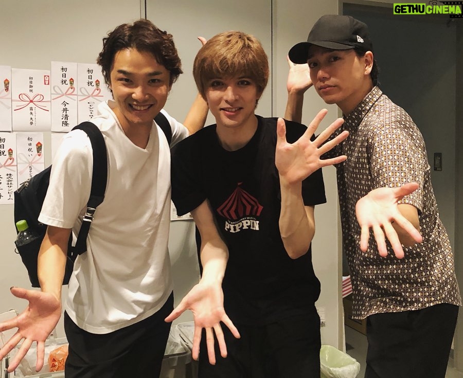Yu Shirota Instagram - お客様シリーズ⑨ チーム”エリザベート” 芳雄トート様&育ルキーニさん! 偶然?にも同じ回を観に来てくれました!! 実は、芳雄くんとはまだミュージカルでは1度も”共演”出来たことないのです。一緒にやりたいなぁ「本当にすっごく面白かった!!」とミュージカル界のプリンスからお墨付きをいただきました☺︎ 余談ですが、この日は堂本光一さんも一緒に観劇して下さいました! 小学生の頃から「Kinki kids」の大ファンのわたくしは、それはもう感謝感激でした!! . 育は「羨ましい」というフレーズを含んだ感想をくれました。自分の中では、同じ役者からもらう最高の褒め言葉です。そして、7/3に発売する育のニューアルバム「MIRROR BALL’19!!」あの名曲をデュエットさせてもらってます!!こちらも聴いてねー!! . 成河ルキーニ!! めちゃくちゃ深い所まで潜って観てくれて、感想もいかにも演劇を心から愛している成河くんらしい、完全に的を射た、恐らくアメリカ人じゃないと感じないような所をしっかりと汲み取っていて、流石の一言。ダイアンもビックリすると思う。そして大絶賛してくれて、めちゃんこ嬉しかった☺︎ . 瀬奈ザベート様!蘭ザベート様!夜クマさん!えりちゃん! 瀬名さんとは2010年の”エリザベート”で出来上がっているカンパニーの中、数少ない新参者として参加し、さまざまな感情を共有し合った仲。懐かしや、、瀬名さんおコムさんのお二人が、僕の初めてのエリザベート様。宝塚時代、いつもする側だった姫様抱っこ。初めてされる側になった時、とても照れていらしたのが印象的。笑 . 蘭ちゃん!15.16年のエリザを共に戦い抜いた大切な仲間。 毎度だけど、トートって化け物を作るためには、エリザベート様のお力が必要。時に正反対な、時に鏡合わせのような、いびつで繊細な関係性は、観れば観るほどハマっていくよね(誰目線やねん) . 偶然にも昼クマさん、えりちゃんは”ブロードウェイと銃弾”もご一緒でした!そこでもしっかり絡みがあったお2人。すでに懐かしやぁ、、クマさんの「リブステーキ」とえりちゃんの「売れてねぇのかよ!」が大好き。(わかるかな?笑) . しゅがー!エリザのフランツ役で、深さ豊かさを兼ね備えた声で、華々しくデビューした同級生。今やミュージカルの代名詞”レミゼラブル”で主役ジャンバルジャンを演じる男に。あだ名はプーさん笑 この人も本当に面白い。そして声帯オタク。(これめちゃんこ褒めてる)残りの公演も頑張ってね☺︎ この日は我らがルドルフ、たいがも来てくれました☺︎更なる成長を遂げたと噂に聞いているので、観るのがとっても楽しみ!! . 安倍ちゃん!エリザの革命家の1人。そして自ら”劇団ぼるぼっちょ”を立ち上げ、精力的にミュージカルを製作しているカッコいい仲間!!残念ながらタイミング合わずまだ一度も観に行けていないけど、必ずや行くからねー!! . 千夏ちゃん! 15.16年のエリザでご一緒しました☺︎ プリンシパルがダブル、トリプルキャストな中、100回を超える公演を見事にこなしていて、あたしゃアンサンブルの皆様には頭が上がりません笑皆様の支えがあって、成り立っています。 (役付きでシングルの方々もいらっしゃいますが)またご一緒しませう! . りこ! もまた、この作品を支える素晴らしいアンサンブルの1人!そして同級生!物語冒頭の小さな子供役と、精神病院のシーンのギャップが半端じゃないこと。一人で何役も演じるアンサンブル様は本当に大変です。 ちなみに本名は”もとこ”です笑 . 真瀬! なんか苗字で呼ぶと距離感あるよね、、でももはや”まなせ”があだ名みたいなものなの。ごめんなさいね(誰に対しての謝罪やねん) 彼女の精神病棟のシーンでの”フェイクエリザベート”は素晴らしいわよ!(今年もやってるよね?)本当エリザ観に行くの楽しみや☺︎ . けんちゃーん!! まぁなんて可愛いこと。天使のような少年ルドルフでした。いつまで経っても”可愛い”が続いてるの凄いよね笑 お兄ちゃんの清史郎も”天地人”で共演してから、ずっと成長を見続けてるけど、憲史郎の成長も本当に楽しみ☺︎ . そして!!その日本一チケットが取れないミュージカル”エリザベート”の演出を手掛けていらっしゃる小池先生!! このお方の、作品に対する情熱、そして”魅せる美学”に対するこだわりとセンスは、もう素晴らしいの一言です。 ミュージカルの世界において、今日の僕があるのは、小池先生がチャンスを下さったおかげです。トート、ロミオと立て続けに、素晴らしい演目の役柄を演じられたのは、小池先生のおかげでございます。 (城田トートが好きだって人は、 小池先生に心から感謝しましょう笑) いつか、またトートに挑戦できる日が来ますように、、 お忙しい中ご観劇ありがとうございました!! . #ピピン #井上芳雄 さん #堂本光一 さん #山崎育三郎 さん #成河 さん #瀬奈じゅん さん #蘭乃はな さん #朝隈濯朗 さん #福田えり さん #佐藤隆紀 さん #京本大我 さん #安倍康律 さん #安岡千夏 さん #真瀬はるか さん #折井理子 さん #加藤憲史郎 さん #小池修一郎 さん #お客様シリーズ