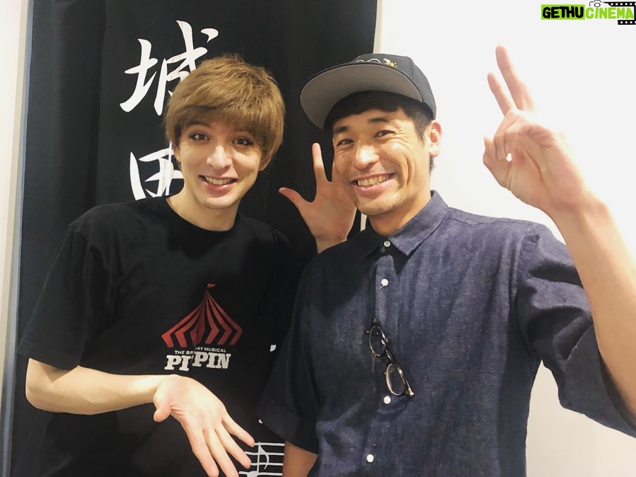 Yu Shirota Instagram - お客様シリーズ⑧ 隆太くん!! 忘れられない、最も濃い最高の時間を過ごしたドラマ”ROOKIES”の恩師。本当に熱くて、優しくて、川藤先生そのものでした☺︎当時28歳だったなんて考えられない、、実は幕間、ハプニングで顔を合わせてしまい、驚きと同時に、めっちゃくちゃ嬉しくて一気にテンションmaxまで上がりました🕺笑 . 浅野さん!! 同じく“ROOKIES”でどんどん熱血になっていく教頭先生役。ベンチからメンバーを見守る教頭の熱い目、最高に好きでした!!舞台もいつも拝見しているけど、お芝居に圧倒されます。大好きな大先輩。 . ここからはチーム”ロミオ&ジュリエット” . 和樹!!10代の頃は完全なるライバル。そこを経て、今は時に共に、時にバラバラに戦う仲間。”テニスの王子様”に続きロジュリでも敵対する役を経て(ティボルト役でダブルでもありました)いよいよ“ファントム” 初めて戦友の演出をさせてもらいます。地獄の日々の始まりかもしれないけど、最高に素敵な、加藤和樹にしか出来ないエリックを共に作ろうぞ!!笑 . かっきー!! 共にロミオ役として戦った戦友。何よりの印象は”悟空の身体を持つ男”笑 すんごくバランスの良いカッコいい身体に、当時めっちゃ憧れた笑 そしてストイックな姿勢は、いつ観ても素晴らしい。来年は”スクールオブロック”羨ましいぃぃ!!!! 観に行きます☺︎ . みつくん!! すんごく久しぶりにお会いできた!愛しのマーキューシオ!!と、同時にティボルトを演じた日は”憎っくきマーキューシオ”でした笑 同じオーブで再会出来るのは本当に嬉しい。みつくんのマブの女王カッコ良かったなぁ☺︎ またやろうね!! . ゆうすけ もうね、この人のダンスはヤバイ。本当に凄い!!その表現力を持って演じた”死”は見る度に進化して、もはや”神”レベル笑 毎回観劇に行っては、この”死”に泣かされている。(語彙力なさ過ぎて伝わらない) また僕のためにダンスメインのお仕事もやって下さい!!笑 . そして、愛しのジュリエット!莉奈! 初演では、うぶな透明感の塊のジュリエットを、再演では、更に、芯のある強さとしなやかさを兼ね備えたジュリエットを演じた莉奈。僕のロミジュリ愛に匹敵する(この愛の強さ、自分でも怖いくらい)愛を持った人。またゆっくり語ろうぜい!! . キャピュレットのティボルトの女の1人(?)まゆころちん!!稽古場では毎日同じネタで笑ってたけど、ちょっとここには書けないかな笑 この日も玉置さんちの成実ちゃんに同じことを弄られていましたとさ笑 またやろうねー☺︎ . 成実!仕事は一緒にした事はないけど、昔からの仲。”キンキーブーツ”も最高だったぜ!!最近ミュージカルで活躍していてとても嬉しい!いつか共演したいね☺︎ . クイズ!! 文字通りクイズのスペシャリスト!!キーワードを出せば、あっという間に次から次へと面白いクイズを出題してくれる天才!!その才能と頭の回転の速さは”人狼”でも発揮され、僕の周りの”人狼スペシャリスト”達の中でもTOPのプレイヤー!!(Gaigoは別物。笑) そのうち一緒に面白いことをやる予定☺︎ . アンミカ様御一行!! “人狼”といえば、アンミカさん、有村昆さん等を中心とした人狼会!!まだ数回しか参加出来てないけど、初心者でも楽しめる、とっても気さくで、気楽な会!本当に笑いが絶えない人狼。素敵。自分のホームの人狼は、基本マジ喧嘩かってくらい白熱した戦いが続いて、初心者の方がくると圧倒されてしまいます笑(基本みんなゲームに真剣なのです。負けず嫌いの集まりなのです) 皆様ご観劇どうもありがとうございました!! . . #ピピン #佐藤隆太 さん #浅野和之 さん #加藤和樹 さん #柿澤勇人 さん #MITSUAKI さん #大貫勇輔 さん #フランク莉奈 さん #河本麻祐子 さん #玉置成実 さん #アンミカ さん #セオドールミラー さん #滝川クリステル さん #エミレターナ さん #遠藤美和 さん #お客様シリーズ