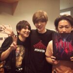Yu Shirota Instagram - お客様シリーズ⑦ たける! 彼が来ると、謎にとてつもなく緊張するから、いつも”予告なく来てくれ”とお願いしていて、それを実行してくれるのだけど、何故か毎回幕間でわかってしまうっていう笑 屈託のない笑顔での率直な感想、嬉しかったよ☺︎ . ぽえ! 相変わらず”独特の感性”は 現在で「ポール登り凄かったね!」って。いや、そこ!?笑 ぽえらしくてほっこりしました☺︎ . 旬くん!やっっっと観に来てもらえた!!笑 なんだかんだいつとタイミング合わず観に来てもらえてなかったから、とってもテンション上がったけど、この日はアメリカから演出家もいらしてて、あたしの緊張度はmaxでした🤷‍♂️笑 . チーム”わたおじ” じゅんき、JP、はなちゃん、なつこ!! みんなで一緒に来てくれて嬉しかったぁ!あのわちゃわちゃ感が恋しいなぁ。せっかくなら、はなちゃんにイケメン風ショット撮って貰って、JPのモノマネをストーリーに上げて、じゅんきとスマブラして、なつこに壁ドンしとけばよかった🕺笑 みんなありがとあ☺︎ . ラブバグスー!! なとむしゃんとけんた!! 2人ともめちゃんこ褒めてくれて嬉しかった。こうやって普段会えない仲間と少しの時間だけど、心を通わすことが出来るから、舞台っていいよねー☺︎ バタバタで2人の近況聞くの忘れてしまった、、またすぐね!! なつかしのバグスポーズで🕺 . からのーこらっこ!同じくバグスで初ミュージカルを踏んだ、大切な仲間。ちびすけよ、いつも心配してくれてありがとうな。おおらっこは強いから、そんな簡単には倒れんさ!'笑 ありがとう☺︎ . 小関裕太くん!! 挨拶程度しかしたことなかったんだけど、とっても良い子だって評判しか聞いたことない彼は、やはりとても真っ直ぐで、純粋で、ちょっと天然？なのかな？笑 とっても可愛い好青年でした☺︎ またゆっくりね!! . 今拓哉さん!! “テイクフライト”でご一緒して、とても良く可愛がってくれてました。幸村吉也さんと、兄の純と4人で呑んだのもう何年前かな？また是非行きましょう!! . みゆちゃん! “ファントム”でご一緒したソプラノがすんごい方。でも小柄だから”コドモ”ってあだ名をつけた記憶。私、頭悪いですね笑 又々”ファントム”でお世話になります!! よろしくね☺︎ . 伊藤さん! ライザップのトレーナーさん!最近行けてないけど、彼のトレーニングは緩すぎず、キツ過ぎず、丁度良い塩梅です笑 トレーニングの話より、美味しいご飯屋さんに関しての情報交換の方が圧倒的に多いかな笑 . . あ、最近「痩せた痩せた」と良く言われますが、まず、役作りですし、今はちゃんと食べてますし、ご覧の通り、実は筋肉あるので、皆さまご心配なく!! ピピン 終わるまでは倒れるわけにはいかない🕺 今日は2回公演!! みんなよろしくね。 #ピピン #佐藤健 さん #古市憲寿 さん #小栗旬 さん #戸塚純貴 さん #JP さん #はなちゃん #なつこ #蘭寿とむ さん #猪塚健太 さん #大原櫻子 さん #小関裕太 さん #今拓哉 さん #彩橋みや さん #ライザップ伊藤 さん #お客様シリーズ