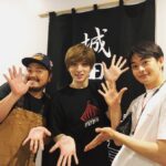 Yu Shirota Instagram – お客様シリーズ④

時系列も順番もめちゃくちゃですが、、、 .
Team ワタナベエンターテインメント!! .
加治＆瀬戸！
この2人の組み合わせ、とっても好きなの。”ブロ銃”の時も観劇の回被ってたなぁ。こう見えて、この2人同い年です笑 2人ともめちゃくちゃ興奮して楽屋に来てくれて、本当に嬉しかった☺︎3人のLINEもテンション高くて笑ったなぁ笑 2人ともありがとう!! .
.
打って変わって和田のおじさんは、すごーく冷静に感想を話してくれた。
「ピピン は優そのまんまだね」と言われたのだけど、これ褒められてるってことでいいのかな？笑
そしてBaby心からおめでとう☺︎楽しみぃ!!!! .
.
マルちゃん!!30周年コンサートでは、素敵な空間を共有させていただきました☺︎いつも愛に溢れたマルちゃんに会うと、心が和みます。労ってくれてありがとう。 .
.
中尾!”文学処女”でちょろっとしかご一緒してないけど、最近大活躍でおじさんは嬉しいです笑”あなたの番です”長丁場頑張ってね! .
.

淳ちゃん。めちゃんこ忙しい中観に来てくれて本当に嬉しかった。オシャンな服着てるねって褒めたら「社長にパジャマって言われました」って笑 きゃわたん☺︎
大切な大切な弟です。 .
.

ゆうき!ひっさびに会ったけど、安定のテンションで嬉しかった笑 最近全然話せてないからまた落ち着いらたゆっくり飯でもいきまひょ☺︎ .
.
劇団Patchの近藤頌利くん
は舞台を中心に活躍中。今何人くらいいるんだろう？とりあえずIMYのライバルだな笑 .
.

初めましての見上愛ちゃん。まだ19歳のフレッシュな若手。どんなお芝居するのかとても気になる。これから夢に向かって頑張って下さいまし!! .
.
三津谷亮くん。昔から知ってるけど、ちゃんと絡んだことないなぁ、、今度ゆっくり話しましょ☺︎ .
.
そしてヒデさん!!シューイチ”でも”ピピン “を取り上げていただき、本当にありがとうございます!!いつも優しく温かいお人柄に感謝です。こうして先輩方から褒めていただくと、めちゃくちゃモチベーション上がります!! .
#ピピン
#中山秀征 さん
#マルシア さん
#和田正人 さん
#加治将樹 さん
#瀬戸康史 さん
#山田裕貴 さん
#三津谷亮 さん
#志尊淳 さん
#中尾暢樹 さん
#近藤頌利 さん
#見上愛 さん
#お客様シリーズ
#素敵な先輩後輩