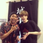 Yu Shirota Instagram – お客様シリーズ③

ちなみに今更ですが、大分時差があります。笑

ネス!遂にこの男もミュージカルの世界へ!!10代の頃から共に切磋琢磨して今がある、とても感慨深い仲。と勝手に思っている笑
“ピーターパン”楽しみや!! 藤田俊太郎さん!そんなネスの初ミュージカル”ピーターパン”を演出されるお方。いつも色々観に来て下さって有難い限り。”ジャージーボーイズ”が拝見出来なかったのがすんごく悔しい..
近々必ずご一緒しましょうぞ!! 秋人!!舞台で大活躍中のうちの期待の若手!と思ったらもう28歳だった!笑 若いね!紀伊国屋でやった”光より前に”はめちゃ泣かされたなぁ。いつか一緒にやろうね!

恒松ちゃん!!一昨年の”源氏物語”でご一緒したんだけど、実はめちゃミュージカル好きということを最近知った笑
そんな彼女が遂にデビューする”ドンジュアン”とっても楽しみ☺︎ 笠井さん!もしかしたら今まで出た作品全部観てくれてるんじゃないかってくらい、いつもありがとうございます!!毎回素敵な言葉で感想をお話して下さり、本当に嬉しい限りです!! 五大さん!!ファントムでご一緒した時のオーベロン役がたまらなく好きで、日替わりのメイクが毎日の公演の楽しみの一つでした。会えばいつでもめちゃめちゃ元気もらえるHappyな方!谷内雪さんと来て下さいました!

そして姉のマリア!全部で4回も観に来てくれる姉バカ?って言うのかな?笑 彼Mariaの渾身の「ブラボー!!」が毎回ステージまで飛んできてほっこりします笑
この日は仲良しの五十鈴ココちゃん、當間里美さんと来てくれました☺︎ #ピピン 
#NESMITH さん
#藤田俊太郎 さん
#宮崎秋人 さん
#恒松祐里 さん
#笠井信輔 さん
#五大輝一 さん
#谷内雪 さん
#maria
#五十鈴ココ さん
#當間里美 さん
#お客様シリーズ