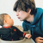 Yu Shirota Instagram - あけましておめでとうございます。 #2020年初投稿 #噂の太郎さんだよ #後ろに迫るおじさんに気付く流れを #母と兄の2アングルで #4コマ漫画風にお届けします #オチはムービーでどうぞ #全然なつかれない #それでもおじさんは諦めない #甥っ子 #赤ちゃん #baby #bebe #tio #sobrino #nephew #uncle #2020年もよろしくお願いします