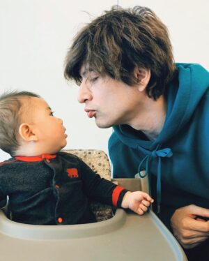 Yu Shirota Instagram - あけましておめでとうございます。

#2020年初投稿 #噂の太郎さんだよ #後ろに迫るおじさんに気付く流れを #母と兄の2アングルで #4コマ漫画風にお届けします #オチはムービーでどうぞ #全然なつかれない #それでもおじさんは諦めない #甥っ子 #赤ちゃん #baby #bebe #tio #sobrino #nephew #uncle #2020年もよろしくお願いします