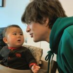 Yu Shirota Instagram - あけましておめでとうございます。 #2020年初投稿 #噂の太郎さんだよ #後ろに迫るおじさんに気付く流れを #母と兄の2アングルで #4コマ漫画風にお届けします #オチはムービーでどうぞ #全然なつかれない #それでもおじさんは諦めない #甥っ子 #赤ちゃん #baby #bebe #tio #sobrino #nephew #uncle #2020年もよろしくお願いします