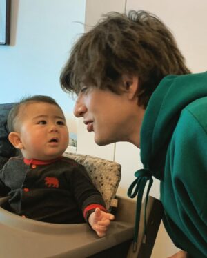 Yu Shirota Instagram - あけましておめでとうございます。

#2020年初投稿 #噂の太郎さんだよ #後ろに迫るおじさんに気付く流れを #母と兄の2アングルで #4コマ漫画風にお届けします #オチはムービーでどうぞ #全然なつかれない #それでもおじさんは諦めない #甥っ子 #赤ちゃん #baby #bebe #tio #sobrino #nephew #uncle #2020年もよろしくお願いします