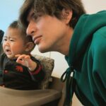 Yu Shirota Instagram - あけましておめでとうございます。 #2020年初投稿 #噂の太郎さんだよ #後ろに迫るおじさんに気付く流れを #母と兄の2アングルで #4コマ漫画風にお届けします #オチはムービーでどうぞ #全然なつかれない #それでもおじさんは諦めない #甥っ子 #赤ちゃん #baby #bebe #tio #sobrino #nephew #uncle #2020年もよろしくお願いします