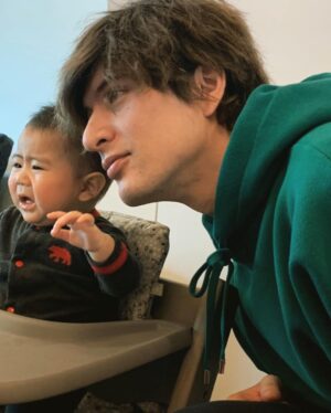 Yu Shirota Instagram - あけましておめでとうございます。

#2020年初投稿 #噂の太郎さんだよ #後ろに迫るおじさんに気付く流れを #母と兄の2アングルで #4コマ漫画風にお届けします #オチはムービーでどうぞ #全然なつかれない #それでもおじさんは諦めない #甥っ子 #赤ちゃん #baby #bebe #tio #sobrino #nephew #uncle #2020年もよろしくお願いします