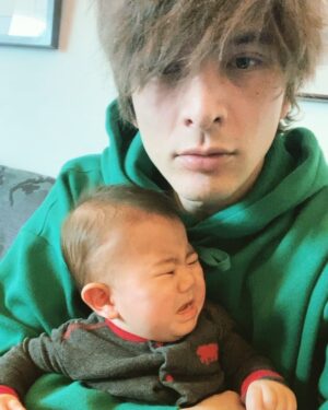 Yu Shirota Instagram - あけましておめでとうございます。

#2020年初投稿 #噂の太郎さんだよ #後ろに迫るおじさんに気付く流れを #母と兄の2アングルで #4コマ漫画風にお届けします #オチはムービーでどうぞ #全然なつかれない #それでもおじさんは諦めない #甥っ子 #赤ちゃん #baby #bebe #tio #sobrino #nephew #uncle #2020年もよろしくお願いします