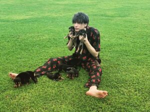 Yu Shirota Instagram - Love this adorable creature🤤

なんちゅーかわええ生き物や

#soñador #写真集 #本日発売 #オフショットどうぞ #お金と時間に余裕のある方 #是非購入をご検討下さい #今の僕の全てが詰まっています #犬 #dog #perro