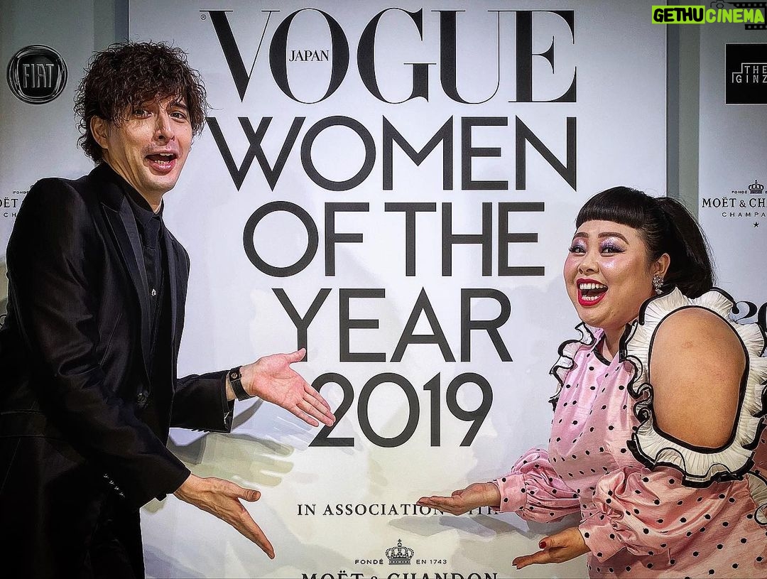 Yu Shirota Instagram - VOGUE JAPAN20周年 心からおめでとうございます☺︎ . 去年は一人でさせていただいた司会も、今年は直美ちゃんと一緒。それそれは心強かったとさ☺︎ . . . #VOGUEJAPAN #womanoftheyear2019 #受賞者の皆様 #心からおめでとうございます #あの清川さんの可愛いトロフィー欲しい #メンズオブザイヤー作ってくれないかな