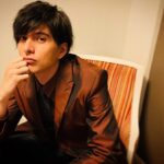 Yu Shirota Instagram – あなたは何番目が好きですか？

今回は、メイクカメラマンはなちゃんの好きな順番に並べてみました💁‍♂️ #ディナーショー #夜の部のオフショット #はなちゃんの写真はいかがですか  #そして最高のミュージシャンの皆様との記念写真 #もう2週間前だなんて信じられん