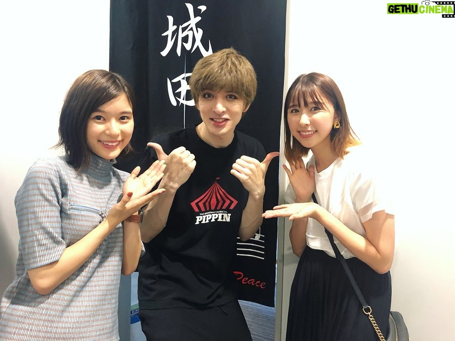 Yu Shirota Instagram - お客様シリーズ14 . 先日、全公演終了したピピン ですが、こちらは未だに東京編です笑 . . . まさみちゃん! 彼女も高校の後輩。そして”天地人”では僕の姉上役でございました。笑 17年に上演された”キャバレー”を観ましたが、彼女の才能が爆発しておりました。魂の歌声、素晴らしかった。是非、またミュージカルに挑戦して欲しいと切に願います。 . ぴょんきち! “表参道高校合唱部”で主演を務めた彼女。その後”べっぴんさん”に主演し、今や国民的女優の仲間入りを果たしたけど、いつ会ってもあの頃のまま、変わらず天真爛漫。いつまでもそのままでいておくれ。そろそろ再共演したいね☺︎ . しおりちゃん! ご存知ももいろクローバーZの黄色担当でございます。(僕は4年前から白色メンバーで加入希望中)過去には”エリザベート”も観に来てくれた彼女。前からミュージカルがお好きだそうで、早くこっちの世界に来ないかなぁと思っている次第です🕺笑 . わかなちゃん! ”オモコー”でぴょんきちの親友役だった彼女。彼女もまた”わろてんか”で朝ドラ主演!!本当凄いね。そして今年”ロミオ&ジュリエット”でミュージカルデビュー!!残念ながら観られなかったけど”アナスタシア”楽しみにしてます☺︎ . 晴香! 17年にジュリエット役でデビューした頃から、とても注目していた女優さん。遂にこの冬”ファントム”で共演します。クリスティーヌは、ミュージカルの中でもトップクラスに難しい役だけど、主演として、そして演出家として、精一杯支えながら、彼女の才能を余すことなく引き出したいと思います。お楽しみに☺︎ . いくちゃん! 「アイドル」と「ミュージカル女優」を見事に両立させているスーパーアイドル! !忙しすぎて倒れやしないか時々心配になります。CDや歌番組ばかりで、まだ作品でがっつり一緒したことはないけど、その日を心から楽しみにしています☺︎ . 相葉ちゃん! 青学2代目の不二!!今やレミゼのアンジョルラス!!当時歌が苦手だった相葉ちゃん。努力を重ねて自分で掴んだチャンス。素晴らしい!!ちなみに僕は昔オーディション落ちてます🙋♂️笑 ドリライで相葉ちゃんを一人残して卒業する時は本当辛かったなぁ、、甘酸っぱい?いい想い出でふ。 . くじらちゃん!! 同じく2代目海堂!!くじらちゃんの海堂カッコよかったなぁ。当時QueenのCDを貸してくれて、そこからボヘミアンラプソディーや数々の名曲を耳にしました☺︎ ひっさびさに会ったけど、全く変わってなくて嬉し&懐かしかったなぁ!くじらちゃんともまた仕事したいー!! . あおい! これまたオモコーの可愛い教え子の一人。当時はあまりちゃんと話さなかったけど”文学処女”でご一緒してから、仲良くさせていただいております☺︎ 初舞台のジュリエットもすごく愛おしかった。きゃわいいひまわりをプレゼントしてくれました🌻ありがとう☺︎ってかこの投稿ジュリエット多っ!!笑 . . #ピピン #長澤まさみ さん #芳根京子 さん #玉井詩織 さん #木下晴香 さん #葵わかな さん #生田絵梨花 さん #相葉裕樹 さん #鯨井康介 さん #森川葵 さん #お客様シリーズ