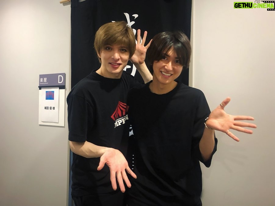 Yu Shirota Instagram - お客様シリーズ14 . 先日、全公演終了したピピン ですが、こちらは未だに東京編です笑 . . . まさみちゃん! 彼女も高校の後輩。そして”天地人”では僕の姉上役でございました。笑 17年に上演された”キャバレー”を観ましたが、彼女の才能が爆発しておりました。魂の歌声、素晴らしかった。是非、またミュージカルに挑戦して欲しいと切に願います。 . ぴょんきち! “表参道高校合唱部”で主演を務めた彼女。その後”べっぴんさん”に主演し、今や国民的女優の仲間入りを果たしたけど、いつ会ってもあの頃のまま、変わらず天真爛漫。いつまでもそのままでいておくれ。そろそろ再共演したいね☺︎ . しおりちゃん! ご存知ももいろクローバーZの黄色担当でございます。(僕は4年前から白色メンバーで加入希望中)過去には”エリザベート”も観に来てくれた彼女。前からミュージカルがお好きだそうで、早くこっちの世界に来ないかなぁと思っている次第です🕺笑 . わかなちゃん! ”オモコー”でぴょんきちの親友役だった彼女。彼女もまた”わろてんか”で朝ドラ主演!!本当凄いね。そして今年”ロミオ&ジュリエット”でミュージカルデビュー!!残念ながら観られなかったけど”アナスタシア”楽しみにしてます☺︎ . 晴香! 17年にジュリエット役でデビューした頃から、とても注目していた女優さん。遂にこの冬”ファントム”で共演します。クリスティーヌは、ミュージカルの中でもトップクラスに難しい役だけど、主演として、そして演出家として、精一杯支えながら、彼女の才能を余すことなく引き出したいと思います。お楽しみに☺︎ . いくちゃん! 「アイドル」と「ミュージカル女優」を見事に両立させているスーパーアイドル! !忙しすぎて倒れやしないか時々心配になります。CDや歌番組ばかりで、まだ作品でがっつり一緒したことはないけど、その日を心から楽しみにしています☺︎ . 相葉ちゃん! 青学2代目の不二!!今やレミゼのアンジョルラス!!当時歌が苦手だった相葉ちゃん。努力を重ねて自分で掴んだチャンス。素晴らしい!!ちなみに僕は昔オーディション落ちてます🙋♂️笑 ドリライで相葉ちゃんを一人残して卒業する時は本当辛かったなぁ、、甘酸っぱい?いい想い出でふ。 . くじらちゃん!! 同じく2代目海堂!!くじらちゃんの海堂カッコよかったなぁ。当時QueenのCDを貸してくれて、そこからボヘミアンラプソディーや数々の名曲を耳にしました☺︎ ひっさびさに会ったけど、全く変わってなくて嬉し&懐かしかったなぁ!くじらちゃんともまた仕事したいー!! . あおい! これまたオモコーの可愛い教え子の一人。当時はあまりちゃんと話さなかったけど”文学処女”でご一緒してから、仲良くさせていただいております☺︎ 初舞台のジュリエットもすごく愛おしかった。きゃわいいひまわりをプレゼントしてくれました🌻ありがとう☺︎ってかこの投稿ジュリエット多っ!!笑 . . #ピピン #長澤まさみ さん #芳根京子 さん #玉井詩織 さん #木下晴香 さん #葵わかな さん #生田絵梨花 さん #相葉裕樹 さん #鯨井康介 さん #森川葵 さん #お客様シリーズ