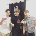 Yu Shirota Instagram – お客様シリーズ13

さて、明日からいよいよ最後の地、静岡での公演となりますが、東京のお客様紹介の続きを、、、笑
.
今日はチームワタナベ🕺
きゃわいい後輩たちの紹介です。
.
あ、今日も文字数やばいな、、、笑
.
陣内!
6年前におれが監督させてもらったショートフィルム”Breed in 10 hours”に出演してくれた彼。見事に切ない役所を演じてくれました☺︎最近陣内のお芝居観れてないなぁ、、熱い九州男児です!!まだ家近所かな?🍺行こうね!
.
あらた!
”表参道高校合唱部”というドラマで真っ直ぐな高校球児を熱演☺︎彼がいると自然と笑いが起こる、場を明るくする、素敵な才能の持ち主です。また共演しませう。
.
前山くん!
ご一緒したことはない、、はず笑
3年前くらいに観た”お気に召すまま”のロザリンドがめっちゃ可愛くて、うっかり恋しかけた思い出。いつかご一緒しませう!
.
しょうたろう！
は、、なんか一緒にやったっけな？笑 いや、ないな、、ってくらい後輩とは割と交流があるから、何で知ってるのか、わからなくなるとです。笑 実は彼、子役時代レミゼに出ていたって知らなかったでしょ？🤓
またミュージカルやろうぜい!!
.
さおり！
監督もさせてもらったし、恋人役もやらせてもらったとです。体当たりで挑んだ彼女の主演映画”愛の病”未だに観れてない(ちょっと観るの勇気いる)
ピピン終わったら必ずや!!
.
えりか!
“アップルツリー”で出会いました。ピュアで不器用な彼女。稽古中、何度も泣かせてしまった記憶。笑 観る度に成長していて、おじさんは嬉しいです☺︎
.
こうよう!
ゴージャスで半年間、共に過ごした仲間!前回の”劇団☆新幹線”の公演では、めっちゃ素敵な役を勝ち取って、誇らしかった。歌もダンスもアクロバットも出来ちゃうこうよう。ピピン出れたじゃん!!笑 .
.
真飛さん!
何度かお話させていただいたくらいですが、いつもスンッと、凛としていらして、佇まいが本当に素敵でございます。また是非、ミュージカルで共演しましょう☺︎
.
つな!
“文学処女”でデビューした(はず)ピチピチの新人。まだ高校生だったかな?今は毎日”リュウソージャー”の撮影ですって。大変だ、、身体に気をつけて頑張るんだぞぉ
.
うすい!
もうかれこれ10年くらいかな?確か、おれのD-BOYSの卒業公演で部下役だったはず、、(ルーキーズ撮りながらの舞台で記憶が曖昧です笑)すっかり大人になったわね!またやろ!!
.
牧田!
いつまで経ってもおれに敬語を使い続ける1つ歳上の後輩。いつも誠実な印象の、いい奴です。
この場をお借りして、そろそろタメ口で喋ってくれていいよ?笑
.
鬼頭くん、松浦くん、下川くん、は、初めまして!!大切な仲間が増えて、おじさんは嬉しいです。
これからどうぞよろしくね☺︎
.
ゆうと!!
3年前までエリザで子ルドやってたのに、こんなに大きく＆美少年になっちゃって、、益々将来が楽しみじゃ!!
.
ななちゃん!
差し入れに、お手紙まで書いてくれた律儀な子。ワタナベに所属する前に、楽屋でお会いして女優を目指してることを聞いて「いつか共演しよう!」なんて話してたら、いつの間にか後輩になってたっていう。笑
これで共演も更に近づいたね!☺︎
.
リトグリ!!
文字数的に個人の話は絶対無理だ!許せリトグリ!!笑
それぞれのことは今度改めてしっかり綴るとして、、
セリナ!カレン!マユ!アサヒ!マナカ!
.
この子達は、才能と可能性に満ち溢れた、日本でトップクラスの歌唱力を誇る素晴らしいグループ!(私けっこう辛口な方です)
マジで一度ライブに行ってみて下さい。
おったまげて腰抜けますから。そしてまだまだこれから伸びる子達。東京オリンピックで歌ってくれー😭
デビューから応援している自慢の後輩です。
次のツアーも楽しみにしてるぜぃ!!
.
文字数いけた😵
.
寝る。
.
#ピピン 
#陣内将 さん
#堀井新太 さん
#前山剛久 さん
#大久保祥太郎 さん
#瀬戸さおり さん
#豊原江理佳 さん
#矢内康洋 さん
#真飛聖 さん
#綱啓永 さん
#碓井将大 さん
#鬼頭真也 さん
#牧田哲也 さん
#松浦司 さん
#リトルグリーモンスター
#セリナ さん
#カレン さん
#アサヒ さん
#マユ さん
#マナカ さん
#池田優斗 さん
#渡辺菜花 さん
#下川恭平 さん
#お客様シリーズ