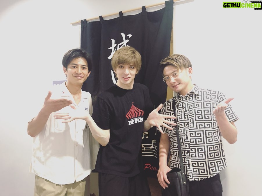 Yu Shirota Instagram - お客様シリーズ13 さて、明日からいよいよ最後の地、静岡での公演となりますが、東京のお客様紹介の続きを、、、笑 . 今日はチームワタナベ🕺 きゃわいい後輩たちの紹介です。 . あ、今日も文字数やばいな、、、笑 . 陣内! 6年前におれが監督させてもらったショートフィルム”Breed in 10 hours”に出演してくれた彼。見事に切ない役所を演じてくれました☺︎最近陣内のお芝居観れてないなぁ、、熱い九州男児です!!まだ家近所かな?🍺行こうね! . あらた! ”表参道高校合唱部”というドラマで真っ直ぐな高校球児を熱演☺︎彼がいると自然と笑いが起こる、場を明るくする、素敵な才能の持ち主です。また共演しませう。 . 前山くん! ご一緒したことはない、、はず笑 3年前くらいに観た”お気に召すまま”のロザリンドがめっちゃ可愛くて、うっかり恋しかけた思い出。いつかご一緒しませう! . しょうたろう! は、、なんか一緒にやったっけな?笑 いや、ないな、、ってくらい後輩とは割と交流があるから、何で知ってるのか、わからなくなるとです。笑 実は彼、子役時代レミゼに出ていたって知らなかったでしょ?🤓 またミュージカルやろうぜい!! . さおり! 監督もさせてもらったし、恋人役もやらせてもらったとです。体当たりで挑んだ彼女の主演映画”愛の病”未だに観れてない(ちょっと観るの勇気いる) ピピン終わったら必ずや!! . えりか! “アップルツリー”で出会いました。ピュアで不器用な彼女。稽古中、何度も泣かせてしまった記憶。笑 観る度に成長していて、おじさんは嬉しいです☺︎ . こうよう! ゴージャスで半年間、共に過ごした仲間!前回の”劇団☆新幹線”の公演では、めっちゃ素敵な役を勝ち取って、誇らしかった。歌もダンスもアクロバットも出来ちゃうこうよう。ピピン出れたじゃん!!笑 . . 真飛さん! 何度かお話させていただいたくらいですが、いつもスンッと、凛としていらして、佇まいが本当に素敵でございます。また是非、ミュージカルで共演しましょう☺︎ . つな! “文学処女”でデビューした(はず)ピチピチの新人。まだ高校生だったかな?今は毎日”リュウソージャー”の撮影ですって。大変だ、、身体に気をつけて頑張るんだぞぉ . うすい! もうかれこれ10年くらいかな?確か、おれのD-BOYSの卒業公演で部下役だったはず、、(ルーキーズ撮りながらの舞台で記憶が曖昧です笑)すっかり大人になったわね!またやろ!! . 牧田! いつまで経ってもおれに敬語を使い続ける1つ歳上の後輩。いつも誠実な印象の、いい奴です。 この場をお借りして、そろそろタメ口で喋ってくれていいよ?笑 . 鬼頭くん、松浦くん、下川くん、は、初めまして!!大切な仲間が増えて、おじさんは嬉しいです。 これからどうぞよろしくね☺︎ . ゆうと!! 3年前までエリザで子ルドやってたのに、こんなに大きく&美少年になっちゃって、、益々将来が楽しみじゃ!! . ななちゃん! 差し入れに、お手紙まで書いてくれた律儀な子。ワタナベに所属する前に、楽屋でお会いして女優を目指してることを聞いて「いつか共演しよう!」なんて話してたら、いつの間にか後輩になってたっていう。笑 これで共演も更に近づいたね!☺︎ . リトグリ!! 文字数的に個人の話は絶対無理だ!許せリトグリ!!笑 それぞれのことは今度改めてしっかり綴るとして、、 セリナ!カレン!マユ!アサヒ!マナカ! . この子達は、才能と可能性に満ち溢れた、日本でトップクラスの歌唱力を誇る素晴らしいグループ!(私けっこう辛口な方です) マジで一度ライブに行ってみて下さい。 おったまげて腰抜けますから。そしてまだまだこれから伸びる子達。東京オリンピックで歌ってくれー😭 デビューから応援している自慢の後輩です。 次のツアーも楽しみにしてるぜぃ!! . 文字数いけた😵 . 寝る。 . #ピピン #陣内将 さん #堀井新太 さん #前山剛久 さん #大久保祥太郎 さん #瀬戸さおり さん #豊原江理佳 さん #矢内康洋 さん #真飛聖 さん #綱啓永 さん #碓井将大 さん #鬼頭真也 さん #牧田哲也 さん #松浦司 さん #リトルグリーモンスター #セリナ さん #カレン さん #アサヒ さん #マユ さん #マナカ さん #池田優斗 さん #渡辺菜花 さん #下川恭平 さん #お客様シリーズ