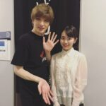 Yu Shirota Instagram – お客様シリーズ13

さて、明日からいよいよ最後の地、静岡での公演となりますが、東京のお客様紹介の続きを、、、笑
.
今日はチームワタナベ🕺
きゃわいい後輩たちの紹介です。
.
あ、今日も文字数やばいな、、、笑
.
陣内!
6年前におれが監督させてもらったショートフィルム”Breed in 10 hours”に出演してくれた彼。見事に切ない役所を演じてくれました☺︎最近陣内のお芝居観れてないなぁ、、熱い九州男児です!!まだ家近所かな?🍺行こうね!
.
あらた!
”表参道高校合唱部”というドラマで真っ直ぐな高校球児を熱演☺︎彼がいると自然と笑いが起こる、場を明るくする、素敵な才能の持ち主です。また共演しませう。
.
前山くん!
ご一緒したことはない、、はず笑
3年前くらいに観た”お気に召すまま”のロザリンドがめっちゃ可愛くて、うっかり恋しかけた思い出。いつかご一緒しませう!
.
しょうたろう！
は、、なんか一緒にやったっけな？笑 いや、ないな、、ってくらい後輩とは割と交流があるから、何で知ってるのか、わからなくなるとです。笑 実は彼、子役時代レミゼに出ていたって知らなかったでしょ？🤓
またミュージカルやろうぜい!!
.
さおり！
監督もさせてもらったし、恋人役もやらせてもらったとです。体当たりで挑んだ彼女の主演映画”愛の病”未だに観れてない(ちょっと観るの勇気いる)
ピピン終わったら必ずや!!
.
えりか!
“アップルツリー”で出会いました。ピュアで不器用な彼女。稽古中、何度も泣かせてしまった記憶。笑 観る度に成長していて、おじさんは嬉しいです☺︎
.
こうよう!
ゴージャスで半年間、共に過ごした仲間!前回の”劇団☆新幹線”の公演では、めっちゃ素敵な役を勝ち取って、誇らしかった。歌もダンスもアクロバットも出来ちゃうこうよう。ピピン出れたじゃん!!笑 .
.
真飛さん!
何度かお話させていただいたくらいですが、いつもスンッと、凛としていらして、佇まいが本当に素敵でございます。また是非、ミュージカルで共演しましょう☺︎
.
つな!
“文学処女”でデビューした(はず)ピチピチの新人。まだ高校生だったかな?今は毎日”リュウソージャー”の撮影ですって。大変だ、、身体に気をつけて頑張るんだぞぉ
.
うすい!
もうかれこれ10年くらいかな?確か、おれのD-BOYSの卒業公演で部下役だったはず、、(ルーキーズ撮りながらの舞台で記憶が曖昧です笑)すっかり大人になったわね!またやろ!!
.
牧田!
いつまで経ってもおれに敬語を使い続ける1つ歳上の後輩。いつも誠実な印象の、いい奴です。
この場をお借りして、そろそろタメ口で喋ってくれていいよ?笑
.
鬼頭くん、松浦くん、下川くん、は、初めまして!!大切な仲間が増えて、おじさんは嬉しいです。
これからどうぞよろしくね☺︎
.
ゆうと!!
3年前までエリザで子ルドやってたのに、こんなに大きく＆美少年になっちゃって、、益々将来が楽しみじゃ!!
.
ななちゃん!
差し入れに、お手紙まで書いてくれた律儀な子。ワタナベに所属する前に、楽屋でお会いして女優を目指してることを聞いて「いつか共演しよう!」なんて話してたら、いつの間にか後輩になってたっていう。笑
これで共演も更に近づいたね!☺︎
.
リトグリ!!
文字数的に個人の話は絶対無理だ!許せリトグリ!!笑
それぞれのことは今度改めてしっかり綴るとして、、
セリナ!カレン!マユ!アサヒ!マナカ!
.
この子達は、才能と可能性に満ち溢れた、日本でトップクラスの歌唱力を誇る素晴らしいグループ!(私けっこう辛口な方です)
マジで一度ライブに行ってみて下さい。
おったまげて腰抜けますから。そしてまだまだこれから伸びる子達。東京オリンピックで歌ってくれー😭
デビューから応援している自慢の後輩です。
次のツアーも楽しみにしてるぜぃ!!
.
文字数いけた😵
.
寝る。
.
#ピピン 
#陣内将 さん
#堀井新太 さん
#前山剛久 さん
#大久保祥太郎 さん
#瀬戸さおり さん
#豊原江理佳 さん
#矢内康洋 さん
#真飛聖 さん
#綱啓永 さん
#碓井将大 さん
#鬼頭真也 さん
#牧田哲也 さん
#松浦司 さん
#リトルグリーモンスター
#セリナ さん
#カレン さん
#アサヒ さん
#マユ さん
#マナカ さん
#池田優斗 さん
#渡辺菜花 さん
#下川恭平 さん
#お客様シリーズ