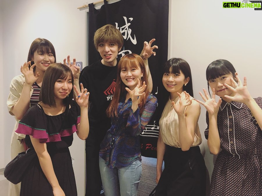 Yu Shirota Instagram - お客様シリーズ13 さて、明日からいよいよ最後の地、静岡での公演となりますが、東京のお客様紹介の続きを、、、笑 . 今日はチームワタナベ🕺 きゃわいい後輩たちの紹介です。 . あ、今日も文字数やばいな、、、笑 . 陣内! 6年前におれが監督させてもらったショートフィルム”Breed in 10 hours”に出演してくれた彼。見事に切ない役所を演じてくれました☺︎最近陣内のお芝居観れてないなぁ、、熱い九州男児です!!まだ家近所かな?🍺行こうね! . あらた! ”表参道高校合唱部”というドラマで真っ直ぐな高校球児を熱演☺︎彼がいると自然と笑いが起こる、場を明るくする、素敵な才能の持ち主です。また共演しませう。 . 前山くん! ご一緒したことはない、、はず笑 3年前くらいに観た”お気に召すまま”のロザリンドがめっちゃ可愛くて、うっかり恋しかけた思い出。いつかご一緒しませう! . しょうたろう! は、、なんか一緒にやったっけな?笑 いや、ないな、、ってくらい後輩とは割と交流があるから、何で知ってるのか、わからなくなるとです。笑 実は彼、子役時代レミゼに出ていたって知らなかったでしょ?🤓 またミュージカルやろうぜい!! . さおり! 監督もさせてもらったし、恋人役もやらせてもらったとです。体当たりで挑んだ彼女の主演映画”愛の病”未だに観れてない(ちょっと観るの勇気いる) ピピン終わったら必ずや!! . えりか! “アップルツリー”で出会いました。ピュアで不器用な彼女。稽古中、何度も泣かせてしまった記憶。笑 観る度に成長していて、おじさんは嬉しいです☺︎ . こうよう! ゴージャスで半年間、共に過ごした仲間!前回の”劇団☆新幹線”の公演では、めっちゃ素敵な役を勝ち取って、誇らしかった。歌もダンスもアクロバットも出来ちゃうこうよう。ピピン出れたじゃん!!笑 . . 真飛さん! 何度かお話させていただいたくらいですが、いつもスンッと、凛としていらして、佇まいが本当に素敵でございます。また是非、ミュージカルで共演しましょう☺︎ . つな! “文学処女”でデビューした(はず)ピチピチの新人。まだ高校生だったかな?今は毎日”リュウソージャー”の撮影ですって。大変だ、、身体に気をつけて頑張るんだぞぉ . うすい! もうかれこれ10年くらいかな?確か、おれのD-BOYSの卒業公演で部下役だったはず、、(ルーキーズ撮りながらの舞台で記憶が曖昧です笑)すっかり大人になったわね!またやろ!! . 牧田! いつまで経ってもおれに敬語を使い続ける1つ歳上の後輩。いつも誠実な印象の、いい奴です。 この場をお借りして、そろそろタメ口で喋ってくれていいよ?笑 . 鬼頭くん、松浦くん、下川くん、は、初めまして!!大切な仲間が増えて、おじさんは嬉しいです。 これからどうぞよろしくね☺︎ . ゆうと!! 3年前までエリザで子ルドやってたのに、こんなに大きく&美少年になっちゃって、、益々将来が楽しみじゃ!! . ななちゃん! 差し入れに、お手紙まで書いてくれた律儀な子。ワタナベに所属する前に、楽屋でお会いして女優を目指してることを聞いて「いつか共演しよう!」なんて話してたら、いつの間にか後輩になってたっていう。笑 これで共演も更に近づいたね!☺︎ . リトグリ!! 文字数的に個人の話は絶対無理だ!許せリトグリ!!笑 それぞれのことは今度改めてしっかり綴るとして、、 セリナ!カレン!マユ!アサヒ!マナカ! . この子達は、才能と可能性に満ち溢れた、日本でトップクラスの歌唱力を誇る素晴らしいグループ!(私けっこう辛口な方です) マジで一度ライブに行ってみて下さい。 おったまげて腰抜けますから。そしてまだまだこれから伸びる子達。東京オリンピックで歌ってくれー😭 デビューから応援している自慢の後輩です。 次のツアーも楽しみにしてるぜぃ!! . 文字数いけた😵 . 寝る。 . #ピピン #陣内将 さん #堀井新太 さん #前山剛久 さん #大久保祥太郎 さん #瀬戸さおり さん #豊原江理佳 さん #矢内康洋 さん #真飛聖 さん #綱啓永 さん #碓井将大 さん #鬼頭真也 さん #牧田哲也 さん #松浦司 さん #リトルグリーモンスター #セリナ さん #カレン さん #アサヒ さん #マユ さん #マナカ さん #池田優斗 さん #渡辺菜花 さん #下川恭平 さん #お客様シリーズ