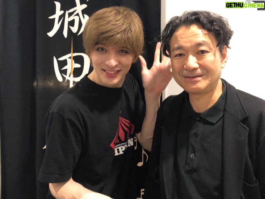 Yu Shirota Instagram - お客様シリーズ12 . みつき! 愛しのシンデレラでございます☺︎共通の大切な仲間達と一緒に観劇してくれました!彼女もミュージカルの世界を愛する仲間の一人。何か一緒にやりたいねって言い続けて早4年、、本当に時間はいくらあっても足りないね😵ってか顔ちっさ!!笑 . 安蘭さん! 随分前ですが、ミュージカルコンサートのお仕事で、ご一緒させていただきました!!この日、面会の最後のお一人だった事もあり、お互いに結構な情熱が溢れ、長い事話し込んでしまった笑 タイムリミットがなかったらいくらでも喋っていられるタイプです🙋♂️笑 続きはまた近々!! . お春 “ファントム”や私の初演出作品”アップルツリー”でご一緒した仲。本当に素敵な女優さんでございます。2回も観に来てくれ、どストレートな、愛に満ちた最高の感想をくれました。また必ずや、共に素敵な作品を作ろう!! . 恵梨子ちゃん! “ザラブバグス”でご一緒した仲!なんと、この度わらび座ミュージカル”茶の夢”に主演するそうです!!心からおめでとう☺︎とっても観に行きたいけど、広島なのよね、、、 観光がてら観に行けたらいいなぁ☺︎ . 聖子ちゃん!! ご存知日本ミュージカル界のスーパースターです!!このお方の歌は上手いし、美味いし、本当に凄いです。聖子ちゃんともなかなかがっつり共演出来ないなぁ、、めちゃんこ褒めて下さいました!嬉しかったぜい☺︎ . 汐里ちゃん! 初めてちゃんとお話しさせてもらいました☺︎海外でも大活躍中の彼女。本場の素晴らしいショーをたくさん観ているであろう中で、我らの”ピピン”も、とっても楽しんでもらえたようで、めちゃんこHappyでございます!!せっしゃも海外作品挑戦してみたいなぁ、、(映像ね笑) . あり姉!! “濃姫”シリーズでご一緒しました。もう5年ほど前になるけど、本当に過酷な撮影だったなぁ、、今となってはとても良い思い出です。それにしてもいつ会っても変わらぬ美しさ、、時間止まってる?笑 あり姉!今度は現代劇を一緒にやりましょ☺︎笑 . れお! 去年 @acuodbychanu のファッションショーで知り合った、まだ19歳のピッチピチ男子!笑 美男子って言葉がぴったりな子。俳優にも挑戦していきたいということなので、皆さま是非是非応援してあげて下さい!! しっかしスタイルいいな🤓 . けんちゃん おそらく、ミュージカルにおいての共演回数は、このお方が1番多いですね。 ”エリザベート”ロミオ&ジュリエット”そして”ブロードウェイと銃弾”毎回関係性もガラッと変わるのですが、中身はお互い全く変わっておりません。笑 そして2人とも元タキシード仮面です😎 久々に浦井健治の”本気”が観たいなぁ、、 . 白井晃さん!! 小さい頃から数々の白井さん出演、演出される作品を観てきました。俳優、演出家でもある白井さんは、僕の目指している道の先輩でもあります。この日、印象的だったのは”悔しい”と仰っていたこと。 このクオリティーのものを、海外から招聘するのではなく、日本でオリジナルで作りたいと。僕も全くの同感です。 これから、日本のエンタメ界を、より盛り上げていきましょう!! . さて、明日から大阪公演!! が、しかし、まだまだお客様シリーズ東京編は続きます💁♂️ . #ピピン #高畑充希 さん #安蘭けい さん #関谷春子 さん #青山恵梨子 さん #新妻聖子 さん #忽那汐里 さん #観月ありさ さん #タホリ玲央 さん #浦井健治 さん #白井晃 さん #お客様シリーズ