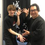 Yu Shirota Instagram - お客様シリーズ11 . . 先程、名古屋公演が終わりましたが、こちらはまだまだ東京編です💁‍♂️笑 . . 五朗さん! 10年前“GO APE”というwowowのドラマで初共演させていただいてから、何度か、そして”The love bugs” でがっつり半年間ご一緒させていただきました。とにかく愛に満ちたお方。今回、五朗さんには絶対観ていただきいと思い、自分から連絡したくらいです。(普段なかなか自分から連絡出来ません笑)感慨深い表情の中、興奮気味にお話して下さり 「成長したなぁ」の一言に、五朗さんの想いが集約されていた気がします。 五朗さん!ご飯連れて行ってくださいー!笑 . 小手さん!巷で噂の”シンデレラおじさん”でお馴染み、今、絶好調の俳優さんでございます!!”私のおじさん”でご一緒した時の絡み、最高に楽しかったなぁ☺︎「モチベーション上がった!おれも頑張る!!」と仰って下さり、めちゃんこHappyでした! またすぐ集まりましょうね!! . アリサ!昔からファッション誌やら、バラエティでちょこちょこご一緒する仲。 昔から知っていたって、仕事では全然会わない人もいれば、こうやって定期的に会う人もいる。出会いやご縁ってのは本当に面白いよねー☺︎ また一緒に表紙飾ろうぜぃ😎笑 . 彦摩呂さん! ご無沙汰しています!と言いつつも、最後がいつだったかもわからないけど、、いつでも近くにいるような、見守ってもらっているような、安心感のあるオーラを常に放っておられる彦摩呂さん笑 大変に褒めていただきました!!どうでもいい話ですが”ひこまろ”って響きがめちゃんこ好きです☺︎笑 . まーちゃん! “地球ゴージャス”や”ファントム”でご一緒している仲。そして、なんと高校の1個上の先輩!でもあるのです。2年間、毎日同じ教室で生活受してました笑 まーちゃんは学級委員長だった!! いつも穏やかで優しいまーちゃん、、当時まーちゃんが所属していたグループのライブを、学校のみんなと制服のまま観に行ったなぁ☺︎ いやぁ懐かしすぎる。次の”ファントム”もよろしくね!! . 同じく”ファントム”で幼少期のエリックを演じたつっきー!!もうね、彼の歌声はエンジェルヴォイスそのもの!大好き。今は変声期で苦しい時期だけど、それは、蛹が蝶になるために、必ず通る必要な時間。今は何も考えずに、その時を待つべし!!空高く優雅に羽ばたく姿、楽しみにしているよ☺︎ . ひなこ! よく”人狼”の会でご一緒します☺︎ご存知の方も多いとは思うけど、彼女めちゃんこ頭が良い。それ故に、村人の時は疑ってしまいがちだけど、人狼でペアになった時はとっても心強いです。笑 そしてピアノもとっても上手。余談ですが、昔辞めてしまったピアノをそろそろもう一度始めようと思っています笑 お友達のさだももちゃんと☺︎ . まなと様!! すっかり”女性”に大変身されておりますが、知る人ぞ知る、元男役TOPスターでございます。実際に、当時、舞台上で歌い、踊る姿を観させていただきましたが、素晴らしかった。少女漫画に登場するような、Theカッコイイ男!!これが”女性にとっての理想の男性像”なんだろうなと、深く関心させられました笑 おれも素敵な男になれるよう頑張ります笑 . 屋比久ちゃん!! 出会いはNHKの歌番組かな？ 当時は、まだ沖縄から出てきて間もない頃で、とっても緊張している感じがあったのだけど、一度歌い出したら、そんな空気はどこへやら!笑 とっても澄んだ、力強い声の持ち主。先日”レミゼラブル”も観劇させていただきましたが、とっても切ないエポニーヌを、見事に演じておられました。将来が楽しみな若手のお一人。 . . 最後に!倉持明日香ちゃん!! お客様シリーズ①にて大失態をおかしておりました。 写真の画角が勝手に決まってしまうせいで、大事な後輩が一人切れておりました🙇‍♂️あまりにナチュラルで気付けなかった笑 その模様を逆再現しつつ紹介します！(末満さんすみません笑) 長年AKB48で活躍していた彼女!選挙やら握手会やら、とてもプレッシャーのかかる、競争率の高い環境の中に居続けることは容易なことではありません。おれなら耐えられないな笑 卒業は数年前ですが、長い間お疲れ様でした!!これからは”個”を大事に、のびのび自由に羽ばたいてね☺︎ . #ピピン #岸谷五朗 さん #小手伸也 さん #浦浜アリサ さん #彦摩呂 さん #丹羽麻由美 さん #松井月杜 さん #佐野ひなこ さん #さだもも さん #朝夏まなと さん #屋比久知奈 さん #倉持明日香 さん #お客様シリーズ
