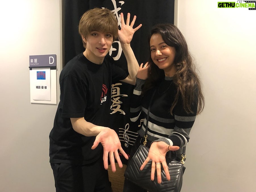 Yu Shirota Instagram - お客様シリーズ11 . . 先程、名古屋公演が終わりましたが、こちらはまだまだ東京編です💁♂️笑 . . 五朗さん! 10年前“GO APE”というwowowのドラマで初共演させていただいてから、何度か、そして”The love bugs” でがっつり半年間ご一緒させていただきました。とにかく愛に満ちたお方。今回、五朗さんには絶対観ていただきいと思い、自分から連絡したくらいです。(普段なかなか自分から連絡出来ません笑)感慨深い表情の中、興奮気味にお話して下さり 「成長したなぁ」の一言に、五朗さんの想いが集約されていた気がします。 五朗さん!ご飯連れて行ってくださいー!笑 . 小手さん!巷で噂の”シンデレラおじさん”でお馴染み、今、絶好調の俳優さんでございます!!”私のおじさん”でご一緒した時の絡み、最高に楽しかったなぁ☺︎「モチベーション上がった!おれも頑張る!!」と仰って下さり、めちゃんこHappyでした! またすぐ集まりましょうね!! . アリサ!昔からファッション誌やら、バラエティでちょこちょこご一緒する仲。 昔から知っていたって、仕事では全然会わない人もいれば、こうやって定期的に会う人もいる。出会いやご縁ってのは本当に面白いよねー☺︎ また一緒に表紙飾ろうぜぃ😎笑 . 彦摩呂さん! ご無沙汰しています!と言いつつも、最後がいつだったかもわからないけど、、いつでも近くにいるような、見守ってもらっているような、安心感のあるオーラを常に放っておられる彦摩呂さん笑 大変に褒めていただきました!!どうでもいい話ですが”ひこまろ”って響きがめちゃんこ好きです☺︎笑 . まーちゃん! “地球ゴージャス”や”ファントム”でご一緒している仲。そして、なんと高校の1個上の先輩!でもあるのです。2年間、毎日同じ教室で生活受してました笑 まーちゃんは学級委員長だった!! いつも穏やかで優しいまーちゃん、、当時まーちゃんが所属していたグループのライブを、学校のみんなと制服のまま観に行ったなぁ☺︎ いやぁ懐かしすぎる。次の”ファントム”もよろしくね!! . 同じく”ファントム”で幼少期のエリックを演じたつっきー!!もうね、彼の歌声はエンジェルヴォイスそのもの!大好き。今は変声期で苦しい時期だけど、それは、蛹が蝶になるために、必ず通る必要な時間。今は何も考えずに、その時を待つべし!!空高く優雅に羽ばたく姿、楽しみにしているよ☺︎ . ひなこ! よく”人狼”の会でご一緒します☺︎ご存知の方も多いとは思うけど、彼女めちゃんこ頭が良い。それ故に、村人の時は疑ってしまいがちだけど、人狼でペアになった時はとっても心強いです。笑 そしてピアノもとっても上手。余談ですが、昔辞めてしまったピアノをそろそろもう一度始めようと思っています笑 お友達のさだももちゃんと☺︎ . まなと様!! すっかり”女性”に大変身されておりますが、知る人ぞ知る、元男役TOPスターでございます。実際に、当時、舞台上で歌い、踊る姿を観させていただきましたが、素晴らしかった。少女漫画に登場するような、Theカッコイイ男!!これが”女性にとっての理想の男性像”なんだろうなと、深く関心させられました笑 おれも素敵な男になれるよう頑張ります笑 . 屋比久ちゃん!! 出会いはNHKの歌番組かな? 当時は、まだ沖縄から出てきて間もない頃で、とっても緊張している感じがあったのだけど、一度歌い出したら、そんな空気はどこへやら!笑 とっても澄んだ、力強い声の持ち主。先日”レミゼラブル”も観劇させていただきましたが、とっても切ないエポニーヌを、見事に演じておられました。将来が楽しみな若手のお一人。 . . 最後に!倉持明日香ちゃん!! お客様シリーズ①にて大失態をおかしておりました。 写真の画角が勝手に決まってしまうせいで、大事な後輩が一人切れておりました🙇♂️あまりにナチュラルで気付けなかった笑 その模様を逆再現しつつ紹介します!(末満さんすみません笑) 長年AKB48で活躍していた彼女!選挙やら握手会やら、とてもプレッシャーのかかる、競争率の高い環境の中に居続けることは容易なことではありません。おれなら耐えられないな笑 卒業は数年前ですが、長い間お疲れ様でした!!これからは”個”を大事に、のびのび自由に羽ばたいてね☺︎ . #ピピン #岸谷五朗 さん #小手伸也 さん #浦浜アリサ さん #彦摩呂 さん #丹羽麻由美 さん #松井月杜 さん #佐野ひなこ さん #さだもも さん #朝夏まなと さん #屋比久知奈 さん #倉持明日香 さん #お客様シリーズ