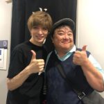 Yu Shirota Instagram - お客様シリーズ11 . . 先程、名古屋公演が終わりましたが、こちらはまだまだ東京編です💁‍♂️笑 . . 五朗さん! 10年前“GO APE”というwowowのドラマで初共演させていただいてから、何度か、そして”The love bugs” でがっつり半年間ご一緒させていただきました。とにかく愛に満ちたお方。今回、五朗さんには絶対観ていただきいと思い、自分から連絡したくらいです。(普段なかなか自分から連絡出来ません笑)感慨深い表情の中、興奮気味にお話して下さり 「成長したなぁ」の一言に、五朗さんの想いが集約されていた気がします。 五朗さん!ご飯連れて行ってくださいー!笑 . 小手さん!巷で噂の”シンデレラおじさん”でお馴染み、今、絶好調の俳優さんでございます!!”私のおじさん”でご一緒した時の絡み、最高に楽しかったなぁ☺︎「モチベーション上がった!おれも頑張る!!」と仰って下さり、めちゃんこHappyでした! またすぐ集まりましょうね!! . アリサ!昔からファッション誌やら、バラエティでちょこちょこご一緒する仲。 昔から知っていたって、仕事では全然会わない人もいれば、こうやって定期的に会う人もいる。出会いやご縁ってのは本当に面白いよねー☺︎ また一緒に表紙飾ろうぜぃ😎笑 . 彦摩呂さん! ご無沙汰しています!と言いつつも、最後がいつだったかもわからないけど、、いつでも近くにいるような、見守ってもらっているような、安心感のあるオーラを常に放っておられる彦摩呂さん笑 大変に褒めていただきました!!どうでもいい話ですが”ひこまろ”って響きがめちゃんこ好きです☺︎笑 . まーちゃん! “地球ゴージャス”や”ファントム”でご一緒している仲。そして、なんと高校の1個上の先輩!でもあるのです。2年間、毎日同じ教室で生活受してました笑 まーちゃんは学級委員長だった!! いつも穏やかで優しいまーちゃん、、当時まーちゃんが所属していたグループのライブを、学校のみんなと制服のまま観に行ったなぁ☺︎ いやぁ懐かしすぎる。次の”ファントム”もよろしくね!! . 同じく”ファントム”で幼少期のエリックを演じたつっきー!!もうね、彼の歌声はエンジェルヴォイスそのもの!大好き。今は変声期で苦しい時期だけど、それは、蛹が蝶になるために、必ず通る必要な時間。今は何も考えずに、その時を待つべし!!空高く優雅に羽ばたく姿、楽しみにしているよ☺︎ . ひなこ! よく”人狼”の会でご一緒します☺︎ご存知の方も多いとは思うけど、彼女めちゃんこ頭が良い。それ故に、村人の時は疑ってしまいがちだけど、人狼でペアになった時はとっても心強いです。笑 そしてピアノもとっても上手。余談ですが、昔辞めてしまったピアノをそろそろもう一度始めようと思っています笑 お友達のさだももちゃんと☺︎ . まなと様!! すっかり”女性”に大変身されておりますが、知る人ぞ知る、元男役TOPスターでございます。実際に、当時、舞台上で歌い、踊る姿を観させていただきましたが、素晴らしかった。少女漫画に登場するような、Theカッコイイ男!!これが”女性にとっての理想の男性像”なんだろうなと、深く関心させられました笑 おれも素敵な男になれるよう頑張ります笑 . 屋比久ちゃん!! 出会いはNHKの歌番組かな？ 当時は、まだ沖縄から出てきて間もない頃で、とっても緊張している感じがあったのだけど、一度歌い出したら、そんな空気はどこへやら!笑 とっても澄んだ、力強い声の持ち主。先日”レミゼラブル”も観劇させていただきましたが、とっても切ないエポニーヌを、見事に演じておられました。将来が楽しみな若手のお一人。 . . 最後に!倉持明日香ちゃん!! お客様シリーズ①にて大失態をおかしておりました。 写真の画角が勝手に決まってしまうせいで、大事な後輩が一人切れておりました🙇‍♂️あまりにナチュラルで気付けなかった笑 その模様を逆再現しつつ紹介します！(末満さんすみません笑) 長年AKB48で活躍していた彼女!選挙やら握手会やら、とてもプレッシャーのかかる、競争率の高い環境の中に居続けることは容易なことではありません。おれなら耐えられないな笑 卒業は数年前ですが、長い間お疲れ様でした!!これからは”個”を大事に、のびのび自由に羽ばたいてね☺︎ . #ピピン #岸谷五朗 さん #小手伸也 さん #浦浜アリサ さん #彦摩呂 さん #丹羽麻由美 さん #松井月杜 さん #佐野ひなこ さん #さだもも さん #朝夏まなと さん #屋比久知奈 さん #倉持明日香 さん #お客様シリーズ
