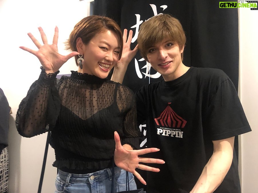 Yu Shirota Instagram - お客様シリーズ11 . . 先程、名古屋公演が終わりましたが、こちらはまだまだ東京編です💁♂️笑 . . 五朗さん! 10年前“GO APE”というwowowのドラマで初共演させていただいてから、何度か、そして”The love bugs” でがっつり半年間ご一緒させていただきました。とにかく愛に満ちたお方。今回、五朗さんには絶対観ていただきいと思い、自分から連絡したくらいです。(普段なかなか自分から連絡出来ません笑)感慨深い表情の中、興奮気味にお話して下さり 「成長したなぁ」の一言に、五朗さんの想いが集約されていた気がします。 五朗さん!ご飯連れて行ってくださいー!笑 . 小手さん!巷で噂の”シンデレラおじさん”でお馴染み、今、絶好調の俳優さんでございます!!”私のおじさん”でご一緒した時の絡み、最高に楽しかったなぁ☺︎「モチベーション上がった!おれも頑張る!!」と仰って下さり、めちゃんこHappyでした! またすぐ集まりましょうね!! . アリサ!昔からファッション誌やら、バラエティでちょこちょこご一緒する仲。 昔から知っていたって、仕事では全然会わない人もいれば、こうやって定期的に会う人もいる。出会いやご縁ってのは本当に面白いよねー☺︎ また一緒に表紙飾ろうぜぃ😎笑 . 彦摩呂さん! ご無沙汰しています!と言いつつも、最後がいつだったかもわからないけど、、いつでも近くにいるような、見守ってもらっているような、安心感のあるオーラを常に放っておられる彦摩呂さん笑 大変に褒めていただきました!!どうでもいい話ですが”ひこまろ”って響きがめちゃんこ好きです☺︎笑 . まーちゃん! “地球ゴージャス”や”ファントム”でご一緒している仲。そして、なんと高校の1個上の先輩!でもあるのです。2年間、毎日同じ教室で生活受してました笑 まーちゃんは学級委員長だった!! いつも穏やかで優しいまーちゃん、、当時まーちゃんが所属していたグループのライブを、学校のみんなと制服のまま観に行ったなぁ☺︎ いやぁ懐かしすぎる。次の”ファントム”もよろしくね!! . 同じく”ファントム”で幼少期のエリックを演じたつっきー!!もうね、彼の歌声はエンジェルヴォイスそのもの!大好き。今は変声期で苦しい時期だけど、それは、蛹が蝶になるために、必ず通る必要な時間。今は何も考えずに、その時を待つべし!!空高く優雅に羽ばたく姿、楽しみにしているよ☺︎ . ひなこ! よく”人狼”の会でご一緒します☺︎ご存知の方も多いとは思うけど、彼女めちゃんこ頭が良い。それ故に、村人の時は疑ってしまいがちだけど、人狼でペアになった時はとっても心強いです。笑 そしてピアノもとっても上手。余談ですが、昔辞めてしまったピアノをそろそろもう一度始めようと思っています笑 お友達のさだももちゃんと☺︎ . まなと様!! すっかり”女性”に大変身されておりますが、知る人ぞ知る、元男役TOPスターでございます。実際に、当時、舞台上で歌い、踊る姿を観させていただきましたが、素晴らしかった。少女漫画に登場するような、Theカッコイイ男!!これが”女性にとっての理想の男性像”なんだろうなと、深く関心させられました笑 おれも素敵な男になれるよう頑張ります笑 . 屋比久ちゃん!! 出会いはNHKの歌番組かな? 当時は、まだ沖縄から出てきて間もない頃で、とっても緊張している感じがあったのだけど、一度歌い出したら、そんな空気はどこへやら!笑 とっても澄んだ、力強い声の持ち主。先日”レミゼラブル”も観劇させていただきましたが、とっても切ないエポニーヌを、見事に演じておられました。将来が楽しみな若手のお一人。 . . 最後に!倉持明日香ちゃん!! お客様シリーズ①にて大失態をおかしておりました。 写真の画角が勝手に決まってしまうせいで、大事な後輩が一人切れておりました🙇♂️あまりにナチュラルで気付けなかった笑 その模様を逆再現しつつ紹介します!(末満さんすみません笑) 長年AKB48で活躍していた彼女!選挙やら握手会やら、とてもプレッシャーのかかる、競争率の高い環境の中に居続けることは容易なことではありません。おれなら耐えられないな笑 卒業は数年前ですが、長い間お疲れ様でした!!これからは”個”を大事に、のびのび自由に羽ばたいてね☺︎ . #ピピン #岸谷五朗 さん #小手伸也 さん #浦浜アリサ さん #彦摩呂 さん #丹羽麻由美 さん #松井月杜 さん #佐野ひなこ さん #さだもも さん #朝夏まなと さん #屋比久知奈 さん #倉持明日香 さん #お客様シリーズ