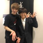 Yu Shirota Instagram - お客様シリーズ11 . . 先程、名古屋公演が終わりましたが、こちらはまだまだ東京編です💁‍♂️笑 . . 五朗さん! 10年前“GO APE”というwowowのドラマで初共演させていただいてから、何度か、そして”The love bugs” でがっつり半年間ご一緒させていただきました。とにかく愛に満ちたお方。今回、五朗さんには絶対観ていただきいと思い、自分から連絡したくらいです。(普段なかなか自分から連絡出来ません笑)感慨深い表情の中、興奮気味にお話して下さり 「成長したなぁ」の一言に、五朗さんの想いが集約されていた気がします。 五朗さん!ご飯連れて行ってくださいー!笑 . 小手さん!巷で噂の”シンデレラおじさん”でお馴染み、今、絶好調の俳優さんでございます!!”私のおじさん”でご一緒した時の絡み、最高に楽しかったなぁ☺︎「モチベーション上がった!おれも頑張る!!」と仰って下さり、めちゃんこHappyでした! またすぐ集まりましょうね!! . アリサ!昔からファッション誌やら、バラエティでちょこちょこご一緒する仲。 昔から知っていたって、仕事では全然会わない人もいれば、こうやって定期的に会う人もいる。出会いやご縁ってのは本当に面白いよねー☺︎ また一緒に表紙飾ろうぜぃ😎笑 . 彦摩呂さん! ご無沙汰しています!と言いつつも、最後がいつだったかもわからないけど、、いつでも近くにいるような、見守ってもらっているような、安心感のあるオーラを常に放っておられる彦摩呂さん笑 大変に褒めていただきました!!どうでもいい話ですが”ひこまろ”って響きがめちゃんこ好きです☺︎笑 . まーちゃん! “地球ゴージャス”や”ファントム”でご一緒している仲。そして、なんと高校の1個上の先輩!でもあるのです。2年間、毎日同じ教室で生活受してました笑 まーちゃんは学級委員長だった!! いつも穏やかで優しいまーちゃん、、当時まーちゃんが所属していたグループのライブを、学校のみんなと制服のまま観に行ったなぁ☺︎ いやぁ懐かしすぎる。次の”ファントム”もよろしくね!! . 同じく”ファントム”で幼少期のエリックを演じたつっきー!!もうね、彼の歌声はエンジェルヴォイスそのもの!大好き。今は変声期で苦しい時期だけど、それは、蛹が蝶になるために、必ず通る必要な時間。今は何も考えずに、その時を待つべし!!空高く優雅に羽ばたく姿、楽しみにしているよ☺︎ . ひなこ! よく”人狼”の会でご一緒します☺︎ご存知の方も多いとは思うけど、彼女めちゃんこ頭が良い。それ故に、村人の時は疑ってしまいがちだけど、人狼でペアになった時はとっても心強いです。笑 そしてピアノもとっても上手。余談ですが、昔辞めてしまったピアノをそろそろもう一度始めようと思っています笑 お友達のさだももちゃんと☺︎ . まなと様!! すっかり”女性”に大変身されておりますが、知る人ぞ知る、元男役TOPスターでございます。実際に、当時、舞台上で歌い、踊る姿を観させていただきましたが、素晴らしかった。少女漫画に登場するような、Theカッコイイ男!!これが”女性にとっての理想の男性像”なんだろうなと、深く関心させられました笑 おれも素敵な男になれるよう頑張ります笑 . 屋比久ちゃん!! 出会いはNHKの歌番組かな？ 当時は、まだ沖縄から出てきて間もない頃で、とっても緊張している感じがあったのだけど、一度歌い出したら、そんな空気はどこへやら!笑 とっても澄んだ、力強い声の持ち主。先日”レミゼラブル”も観劇させていただきましたが、とっても切ないエポニーヌを、見事に演じておられました。将来が楽しみな若手のお一人。 . . 最後に!倉持明日香ちゃん!! お客様シリーズ①にて大失態をおかしておりました。 写真の画角が勝手に決まってしまうせいで、大事な後輩が一人切れておりました🙇‍♂️あまりにナチュラルで気付けなかった笑 その模様を逆再現しつつ紹介します！(末満さんすみません笑) 長年AKB48で活躍していた彼女!選挙やら握手会やら、とてもプレッシャーのかかる、競争率の高い環境の中に居続けることは容易なことではありません。おれなら耐えられないな笑 卒業は数年前ですが、長い間お疲れ様でした!!これからは”個”を大事に、のびのび自由に羽ばたいてね☺︎ . #ピピン #岸谷五朗 さん #小手伸也 さん #浦浜アリサ さん #彦摩呂 さん #丹羽麻由美 さん #松井月杜 さん #佐野ひなこ さん #さだもも さん #朝夏まなと さん #屋比久知奈 さん #倉持明日香 さん #お客様シリーズ