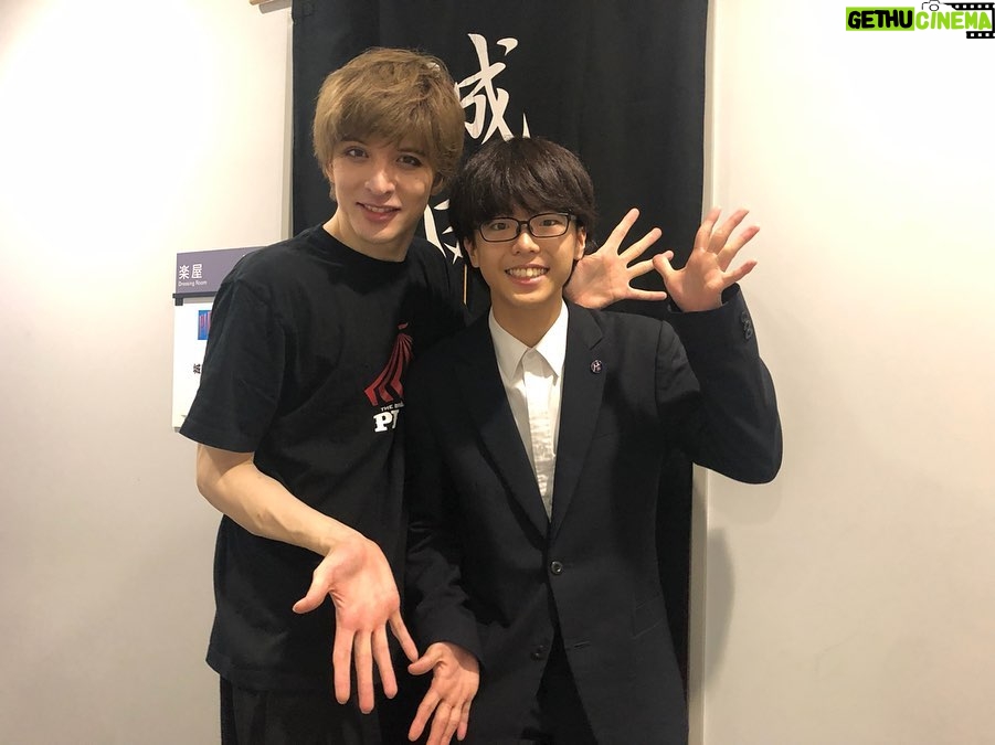 Yu Shirota Instagram - お客様シリーズ11 . . 先程、名古屋公演が終わりましたが、こちらはまだまだ東京編です💁♂️笑 . . 五朗さん! 10年前“GO APE”というwowowのドラマで初共演させていただいてから、何度か、そして”The love bugs” でがっつり半年間ご一緒させていただきました。とにかく愛に満ちたお方。今回、五朗さんには絶対観ていただきいと思い、自分から連絡したくらいです。(普段なかなか自分から連絡出来ません笑)感慨深い表情の中、興奮気味にお話して下さり 「成長したなぁ」の一言に、五朗さんの想いが集約されていた気がします。 五朗さん!ご飯連れて行ってくださいー!笑 . 小手さん!巷で噂の”シンデレラおじさん”でお馴染み、今、絶好調の俳優さんでございます!!”私のおじさん”でご一緒した時の絡み、最高に楽しかったなぁ☺︎「モチベーション上がった!おれも頑張る!!」と仰って下さり、めちゃんこHappyでした! またすぐ集まりましょうね!! . アリサ!昔からファッション誌やら、バラエティでちょこちょこご一緒する仲。 昔から知っていたって、仕事では全然会わない人もいれば、こうやって定期的に会う人もいる。出会いやご縁ってのは本当に面白いよねー☺︎ また一緒に表紙飾ろうぜぃ😎笑 . 彦摩呂さん! ご無沙汰しています!と言いつつも、最後がいつだったかもわからないけど、、いつでも近くにいるような、見守ってもらっているような、安心感のあるオーラを常に放っておられる彦摩呂さん笑 大変に褒めていただきました!!どうでもいい話ですが”ひこまろ”って響きがめちゃんこ好きです☺︎笑 . まーちゃん! “地球ゴージャス”や”ファントム”でご一緒している仲。そして、なんと高校の1個上の先輩!でもあるのです。2年間、毎日同じ教室で生活受してました笑 まーちゃんは学級委員長だった!! いつも穏やかで優しいまーちゃん、、当時まーちゃんが所属していたグループのライブを、学校のみんなと制服のまま観に行ったなぁ☺︎ いやぁ懐かしすぎる。次の”ファントム”もよろしくね!! . 同じく”ファントム”で幼少期のエリックを演じたつっきー!!もうね、彼の歌声はエンジェルヴォイスそのもの!大好き。今は変声期で苦しい時期だけど、それは、蛹が蝶になるために、必ず通る必要な時間。今は何も考えずに、その時を待つべし!!空高く優雅に羽ばたく姿、楽しみにしているよ☺︎ . ひなこ! よく”人狼”の会でご一緒します☺︎ご存知の方も多いとは思うけど、彼女めちゃんこ頭が良い。それ故に、村人の時は疑ってしまいがちだけど、人狼でペアになった時はとっても心強いです。笑 そしてピアノもとっても上手。余談ですが、昔辞めてしまったピアノをそろそろもう一度始めようと思っています笑 お友達のさだももちゃんと☺︎ . まなと様!! すっかり”女性”に大変身されておりますが、知る人ぞ知る、元男役TOPスターでございます。実際に、当時、舞台上で歌い、踊る姿を観させていただきましたが、素晴らしかった。少女漫画に登場するような、Theカッコイイ男!!これが”女性にとっての理想の男性像”なんだろうなと、深く関心させられました笑 おれも素敵な男になれるよう頑張ります笑 . 屋比久ちゃん!! 出会いはNHKの歌番組かな? 当時は、まだ沖縄から出てきて間もない頃で、とっても緊張している感じがあったのだけど、一度歌い出したら、そんな空気はどこへやら!笑 とっても澄んだ、力強い声の持ち主。先日”レミゼラブル”も観劇させていただきましたが、とっても切ないエポニーヌを、見事に演じておられました。将来が楽しみな若手のお一人。 . . 最後に!倉持明日香ちゃん!! お客様シリーズ①にて大失態をおかしておりました。 写真の画角が勝手に決まってしまうせいで、大事な後輩が一人切れておりました🙇♂️あまりにナチュラルで気付けなかった笑 その模様を逆再現しつつ紹介します!(末満さんすみません笑) 長年AKB48で活躍していた彼女!選挙やら握手会やら、とてもプレッシャーのかかる、競争率の高い環境の中に居続けることは容易なことではありません。おれなら耐えられないな笑 卒業は数年前ですが、長い間お疲れ様でした!!これからは”個”を大事に、のびのび自由に羽ばたいてね☺︎ . #ピピン #岸谷五朗 さん #小手伸也 さん #浦浜アリサ さん #彦摩呂 さん #丹羽麻由美 さん #松井月杜 さん #佐野ひなこ さん #さだもも さん #朝夏まなと さん #屋比久知奈 さん #倉持明日香 さん #お客様シリーズ