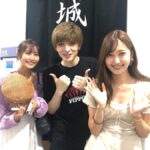 Yu Shirota Instagram - お客様シリーズ11 . . 先程、名古屋公演が終わりましたが、こちらはまだまだ東京編です💁‍♂️笑 . . 五朗さん! 10年前“GO APE”というwowowのドラマで初共演させていただいてから、何度か、そして”The love bugs” でがっつり半年間ご一緒させていただきました。とにかく愛に満ちたお方。今回、五朗さんには絶対観ていただきいと思い、自分から連絡したくらいです。(普段なかなか自分から連絡出来ません笑)感慨深い表情の中、興奮気味にお話して下さり 「成長したなぁ」の一言に、五朗さんの想いが集約されていた気がします。 五朗さん!ご飯連れて行ってくださいー!笑 . 小手さん!巷で噂の”シンデレラおじさん”でお馴染み、今、絶好調の俳優さんでございます!!”私のおじさん”でご一緒した時の絡み、最高に楽しかったなぁ☺︎「モチベーション上がった!おれも頑張る!!」と仰って下さり、めちゃんこHappyでした! またすぐ集まりましょうね!! . アリサ!昔からファッション誌やら、バラエティでちょこちょこご一緒する仲。 昔から知っていたって、仕事では全然会わない人もいれば、こうやって定期的に会う人もいる。出会いやご縁ってのは本当に面白いよねー☺︎ また一緒に表紙飾ろうぜぃ😎笑 . 彦摩呂さん! ご無沙汰しています!と言いつつも、最後がいつだったかもわからないけど、、いつでも近くにいるような、見守ってもらっているような、安心感のあるオーラを常に放っておられる彦摩呂さん笑 大変に褒めていただきました!!どうでもいい話ですが”ひこまろ”って響きがめちゃんこ好きです☺︎笑 . まーちゃん! “地球ゴージャス”や”ファントム”でご一緒している仲。そして、なんと高校の1個上の先輩!でもあるのです。2年間、毎日同じ教室で生活受してました笑 まーちゃんは学級委員長だった!! いつも穏やかで優しいまーちゃん、、当時まーちゃんが所属していたグループのライブを、学校のみんなと制服のまま観に行ったなぁ☺︎ いやぁ懐かしすぎる。次の”ファントム”もよろしくね!! . 同じく”ファントム”で幼少期のエリックを演じたつっきー!!もうね、彼の歌声はエンジェルヴォイスそのもの!大好き。今は変声期で苦しい時期だけど、それは、蛹が蝶になるために、必ず通る必要な時間。今は何も考えずに、その時を待つべし!!空高く優雅に羽ばたく姿、楽しみにしているよ☺︎ . ひなこ! よく”人狼”の会でご一緒します☺︎ご存知の方も多いとは思うけど、彼女めちゃんこ頭が良い。それ故に、村人の時は疑ってしまいがちだけど、人狼でペアになった時はとっても心強いです。笑 そしてピアノもとっても上手。余談ですが、昔辞めてしまったピアノをそろそろもう一度始めようと思っています笑 お友達のさだももちゃんと☺︎ . まなと様!! すっかり”女性”に大変身されておりますが、知る人ぞ知る、元男役TOPスターでございます。実際に、当時、舞台上で歌い、踊る姿を観させていただきましたが、素晴らしかった。少女漫画に登場するような、Theカッコイイ男!!これが”女性にとっての理想の男性像”なんだろうなと、深く関心させられました笑 おれも素敵な男になれるよう頑張ります笑 . 屋比久ちゃん!! 出会いはNHKの歌番組かな？ 当時は、まだ沖縄から出てきて間もない頃で、とっても緊張している感じがあったのだけど、一度歌い出したら、そんな空気はどこへやら!笑 とっても澄んだ、力強い声の持ち主。先日”レミゼラブル”も観劇させていただきましたが、とっても切ないエポニーヌを、見事に演じておられました。将来が楽しみな若手のお一人。 . . 最後に!倉持明日香ちゃん!! お客様シリーズ①にて大失態をおかしておりました。 写真の画角が勝手に決まってしまうせいで、大事な後輩が一人切れておりました🙇‍♂️あまりにナチュラルで気付けなかった笑 その模様を逆再現しつつ紹介します！(末満さんすみません笑) 長年AKB48で活躍していた彼女!選挙やら握手会やら、とてもプレッシャーのかかる、競争率の高い環境の中に居続けることは容易なことではありません。おれなら耐えられないな笑 卒業は数年前ですが、長い間お疲れ様でした!!これからは”個”を大事に、のびのび自由に羽ばたいてね☺︎ . #ピピン #岸谷五朗 さん #小手伸也 さん #浦浜アリサ さん #彦摩呂 さん #丹羽麻由美 さん #松井月杜 さん #佐野ひなこ さん #さだもも さん #朝夏まなと さん #屋比久知奈 さん #倉持明日香 さん #お客様シリーズ