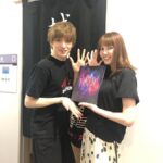 Yu Shirota Instagram - お客様シリーズ11 . . 先程、名古屋公演が終わりましたが、こちらはまだまだ東京編です💁‍♂️笑 . . 五朗さん! 10年前“GO APE”というwowowのドラマで初共演させていただいてから、何度か、そして”The love bugs” でがっつり半年間ご一緒させていただきました。とにかく愛に満ちたお方。今回、五朗さんには絶対観ていただきいと思い、自分から連絡したくらいです。(普段なかなか自分から連絡出来ません笑)感慨深い表情の中、興奮気味にお話して下さり 「成長したなぁ」の一言に、五朗さんの想いが集約されていた気がします。 五朗さん!ご飯連れて行ってくださいー!笑 . 小手さん!巷で噂の”シンデレラおじさん”でお馴染み、今、絶好調の俳優さんでございます!!”私のおじさん”でご一緒した時の絡み、最高に楽しかったなぁ☺︎「モチベーション上がった!おれも頑張る!!」と仰って下さり、めちゃんこHappyでした! またすぐ集まりましょうね!! . アリサ!昔からファッション誌やら、バラエティでちょこちょこご一緒する仲。 昔から知っていたって、仕事では全然会わない人もいれば、こうやって定期的に会う人もいる。出会いやご縁ってのは本当に面白いよねー☺︎ また一緒に表紙飾ろうぜぃ😎笑 . 彦摩呂さん! ご無沙汰しています!と言いつつも、最後がいつだったかもわからないけど、、いつでも近くにいるような、見守ってもらっているような、安心感のあるオーラを常に放っておられる彦摩呂さん笑 大変に褒めていただきました!!どうでもいい話ですが”ひこまろ”って響きがめちゃんこ好きです☺︎笑 . まーちゃん! “地球ゴージャス”や”ファントム”でご一緒している仲。そして、なんと高校の1個上の先輩!でもあるのです。2年間、毎日同じ教室で生活受してました笑 まーちゃんは学級委員長だった!! いつも穏やかで優しいまーちゃん、、当時まーちゃんが所属していたグループのライブを、学校のみんなと制服のまま観に行ったなぁ☺︎ いやぁ懐かしすぎる。次の”ファントム”もよろしくね!! . 同じく”ファントム”で幼少期のエリックを演じたつっきー!!もうね、彼の歌声はエンジェルヴォイスそのもの!大好き。今は変声期で苦しい時期だけど、それは、蛹が蝶になるために、必ず通る必要な時間。今は何も考えずに、その時を待つべし!!空高く優雅に羽ばたく姿、楽しみにしているよ☺︎ . ひなこ! よく”人狼”の会でご一緒します☺︎ご存知の方も多いとは思うけど、彼女めちゃんこ頭が良い。それ故に、村人の時は疑ってしまいがちだけど、人狼でペアになった時はとっても心強いです。笑 そしてピアノもとっても上手。余談ですが、昔辞めてしまったピアノをそろそろもう一度始めようと思っています笑 お友達のさだももちゃんと☺︎ . まなと様!! すっかり”女性”に大変身されておりますが、知る人ぞ知る、元男役TOPスターでございます。実際に、当時、舞台上で歌い、踊る姿を観させていただきましたが、素晴らしかった。少女漫画に登場するような、Theカッコイイ男!!これが”女性にとっての理想の男性像”なんだろうなと、深く関心させられました笑 おれも素敵な男になれるよう頑張ります笑 . 屋比久ちゃん!! 出会いはNHKの歌番組かな？ 当時は、まだ沖縄から出てきて間もない頃で、とっても緊張している感じがあったのだけど、一度歌い出したら、そんな空気はどこへやら!笑 とっても澄んだ、力強い声の持ち主。先日”レミゼラブル”も観劇させていただきましたが、とっても切ないエポニーヌを、見事に演じておられました。将来が楽しみな若手のお一人。 . . 最後に!倉持明日香ちゃん!! お客様シリーズ①にて大失態をおかしておりました。 写真の画角が勝手に決まってしまうせいで、大事な後輩が一人切れておりました🙇‍♂️あまりにナチュラルで気付けなかった笑 その模様を逆再現しつつ紹介します！(末満さんすみません笑) 長年AKB48で活躍していた彼女!選挙やら握手会やら、とてもプレッシャーのかかる、競争率の高い環境の中に居続けることは容易なことではありません。おれなら耐えられないな笑 卒業は数年前ですが、長い間お疲れ様でした!!これからは”個”を大事に、のびのび自由に羽ばたいてね☺︎ . #ピピン #岸谷五朗 さん #小手伸也 さん #浦浜アリサ さん #彦摩呂 さん #丹羽麻由美 さん #松井月杜 さん #佐野ひなこ さん #さだもも さん #朝夏まなと さん #屋比久知奈 さん #倉持明日香 さん #お客様シリーズ