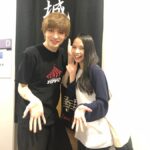 Yu Shirota Instagram - お客様シリーズ11 . . 先程、名古屋公演が終わりましたが、こちらはまだまだ東京編です💁‍♂️笑 . . 五朗さん! 10年前“GO APE”というwowowのドラマで初共演させていただいてから、何度か、そして”The love bugs” でがっつり半年間ご一緒させていただきました。とにかく愛に満ちたお方。今回、五朗さんには絶対観ていただきいと思い、自分から連絡したくらいです。(普段なかなか自分から連絡出来ません笑)感慨深い表情の中、興奮気味にお話して下さり 「成長したなぁ」の一言に、五朗さんの想いが集約されていた気がします。 五朗さん!ご飯連れて行ってくださいー!笑 . 小手さん!巷で噂の”シンデレラおじさん”でお馴染み、今、絶好調の俳優さんでございます!!”私のおじさん”でご一緒した時の絡み、最高に楽しかったなぁ☺︎「モチベーション上がった!おれも頑張る!!」と仰って下さり、めちゃんこHappyでした! またすぐ集まりましょうね!! . アリサ!昔からファッション誌やら、バラエティでちょこちょこご一緒する仲。 昔から知っていたって、仕事では全然会わない人もいれば、こうやって定期的に会う人もいる。出会いやご縁ってのは本当に面白いよねー☺︎ また一緒に表紙飾ろうぜぃ😎笑 . 彦摩呂さん! ご無沙汰しています!と言いつつも、最後がいつだったかもわからないけど、、いつでも近くにいるような、見守ってもらっているような、安心感のあるオーラを常に放っておられる彦摩呂さん笑 大変に褒めていただきました!!どうでもいい話ですが”ひこまろ”って響きがめちゃんこ好きです☺︎笑 . まーちゃん! “地球ゴージャス”や”ファントム”でご一緒している仲。そして、なんと高校の1個上の先輩!でもあるのです。2年間、毎日同じ教室で生活受してました笑 まーちゃんは学級委員長だった!! いつも穏やかで優しいまーちゃん、、当時まーちゃんが所属していたグループのライブを、学校のみんなと制服のまま観に行ったなぁ☺︎ いやぁ懐かしすぎる。次の”ファントム”もよろしくね!! . 同じく”ファントム”で幼少期のエリックを演じたつっきー!!もうね、彼の歌声はエンジェルヴォイスそのもの!大好き。今は変声期で苦しい時期だけど、それは、蛹が蝶になるために、必ず通る必要な時間。今は何も考えずに、その時を待つべし!!空高く優雅に羽ばたく姿、楽しみにしているよ☺︎ . ひなこ! よく”人狼”の会でご一緒します☺︎ご存知の方も多いとは思うけど、彼女めちゃんこ頭が良い。それ故に、村人の時は疑ってしまいがちだけど、人狼でペアになった時はとっても心強いです。笑 そしてピアノもとっても上手。余談ですが、昔辞めてしまったピアノをそろそろもう一度始めようと思っています笑 お友達のさだももちゃんと☺︎ . まなと様!! すっかり”女性”に大変身されておりますが、知る人ぞ知る、元男役TOPスターでございます。実際に、当時、舞台上で歌い、踊る姿を観させていただきましたが、素晴らしかった。少女漫画に登場するような、Theカッコイイ男!!これが”女性にとっての理想の男性像”なんだろうなと、深く関心させられました笑 おれも素敵な男になれるよう頑張ります笑 . 屋比久ちゃん!! 出会いはNHKの歌番組かな？ 当時は、まだ沖縄から出てきて間もない頃で、とっても緊張している感じがあったのだけど、一度歌い出したら、そんな空気はどこへやら!笑 とっても澄んだ、力強い声の持ち主。先日”レミゼラブル”も観劇させていただきましたが、とっても切ないエポニーヌを、見事に演じておられました。将来が楽しみな若手のお一人。 . . 最後に!倉持明日香ちゃん!! お客様シリーズ①にて大失態をおかしておりました。 写真の画角が勝手に決まってしまうせいで、大事な後輩が一人切れておりました🙇‍♂️あまりにナチュラルで気付けなかった笑 その模様を逆再現しつつ紹介します！(末満さんすみません笑) 長年AKB48で活躍していた彼女!選挙やら握手会やら、とてもプレッシャーのかかる、競争率の高い環境の中に居続けることは容易なことではありません。おれなら耐えられないな笑 卒業は数年前ですが、長い間お疲れ様でした!!これからは”個”を大事に、のびのび自由に羽ばたいてね☺︎ . #ピピン #岸谷五朗 さん #小手伸也 さん #浦浜アリサ さん #彦摩呂 さん #丹羽麻由美 さん #松井月杜 さん #佐野ひなこ さん #さだもも さん #朝夏まなと さん #屋比久知奈 さん #倉持明日香 さん #お客様シリーズ