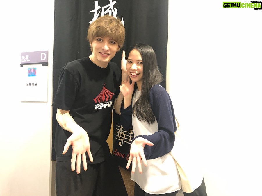 Yu Shirota Instagram - お客様シリーズ11 . . 先程、名古屋公演が終わりましたが、こちらはまだまだ東京編です💁♂️笑 . . 五朗さん! 10年前“GO APE”というwowowのドラマで初共演させていただいてから、何度か、そして”The love bugs” でがっつり半年間ご一緒させていただきました。とにかく愛に満ちたお方。今回、五朗さんには絶対観ていただきいと思い、自分から連絡したくらいです。(普段なかなか自分から連絡出来ません笑)感慨深い表情の中、興奮気味にお話して下さり 「成長したなぁ」の一言に、五朗さんの想いが集約されていた気がします。 五朗さん!ご飯連れて行ってくださいー!笑 . 小手さん!巷で噂の”シンデレラおじさん”でお馴染み、今、絶好調の俳優さんでございます!!”私のおじさん”でご一緒した時の絡み、最高に楽しかったなぁ☺︎「モチベーション上がった!おれも頑張る!!」と仰って下さり、めちゃんこHappyでした! またすぐ集まりましょうね!! . アリサ!昔からファッション誌やら、バラエティでちょこちょこご一緒する仲。 昔から知っていたって、仕事では全然会わない人もいれば、こうやって定期的に会う人もいる。出会いやご縁ってのは本当に面白いよねー☺︎ また一緒に表紙飾ろうぜぃ😎笑 . 彦摩呂さん! ご無沙汰しています!と言いつつも、最後がいつだったかもわからないけど、、いつでも近くにいるような、見守ってもらっているような、安心感のあるオーラを常に放っておられる彦摩呂さん笑 大変に褒めていただきました!!どうでもいい話ですが”ひこまろ”って響きがめちゃんこ好きです☺︎笑 . まーちゃん! “地球ゴージャス”や”ファントム”でご一緒している仲。そして、なんと高校の1個上の先輩!でもあるのです。2年間、毎日同じ教室で生活受してました笑 まーちゃんは学級委員長だった!! いつも穏やかで優しいまーちゃん、、当時まーちゃんが所属していたグループのライブを、学校のみんなと制服のまま観に行ったなぁ☺︎ いやぁ懐かしすぎる。次の”ファントム”もよろしくね!! . 同じく”ファントム”で幼少期のエリックを演じたつっきー!!もうね、彼の歌声はエンジェルヴォイスそのもの!大好き。今は変声期で苦しい時期だけど、それは、蛹が蝶になるために、必ず通る必要な時間。今は何も考えずに、その時を待つべし!!空高く優雅に羽ばたく姿、楽しみにしているよ☺︎ . ひなこ! よく”人狼”の会でご一緒します☺︎ご存知の方も多いとは思うけど、彼女めちゃんこ頭が良い。それ故に、村人の時は疑ってしまいがちだけど、人狼でペアになった時はとっても心強いです。笑 そしてピアノもとっても上手。余談ですが、昔辞めてしまったピアノをそろそろもう一度始めようと思っています笑 お友達のさだももちゃんと☺︎ . まなと様!! すっかり”女性”に大変身されておりますが、知る人ぞ知る、元男役TOPスターでございます。実際に、当時、舞台上で歌い、踊る姿を観させていただきましたが、素晴らしかった。少女漫画に登場するような、Theカッコイイ男!!これが”女性にとっての理想の男性像”なんだろうなと、深く関心させられました笑 おれも素敵な男になれるよう頑張ります笑 . 屋比久ちゃん!! 出会いはNHKの歌番組かな? 当時は、まだ沖縄から出てきて間もない頃で、とっても緊張している感じがあったのだけど、一度歌い出したら、そんな空気はどこへやら!笑 とっても澄んだ、力強い声の持ち主。先日”レミゼラブル”も観劇させていただきましたが、とっても切ないエポニーヌを、見事に演じておられました。将来が楽しみな若手のお一人。 . . 最後に!倉持明日香ちゃん!! お客様シリーズ①にて大失態をおかしておりました。 写真の画角が勝手に決まってしまうせいで、大事な後輩が一人切れておりました🙇♂️あまりにナチュラルで気付けなかった笑 その模様を逆再現しつつ紹介します!(末満さんすみません笑) 長年AKB48で活躍していた彼女!選挙やら握手会やら、とてもプレッシャーのかかる、競争率の高い環境の中に居続けることは容易なことではありません。おれなら耐えられないな笑 卒業は数年前ですが、長い間お疲れ様でした!!これからは”個”を大事に、のびのび自由に羽ばたいてね☺︎ . #ピピン #岸谷五朗 さん #小手伸也 さん #浦浜アリサ さん #彦摩呂 さん #丹羽麻由美 さん #松井月杜 さん #佐野ひなこ さん #さだもも さん #朝夏まなと さん #屋比久知奈 さん #倉持明日香 さん #お客様シリーズ