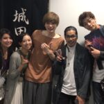 Yu Shirota Instagram - お客様シリーズ11 . . 先程、名古屋公演が終わりましたが、こちらはまだまだ東京編です💁‍♂️笑 . . 五朗さん! 10年前“GO APE”というwowowのドラマで初共演させていただいてから、何度か、そして”The love bugs” でがっつり半年間ご一緒させていただきました。とにかく愛に満ちたお方。今回、五朗さんには絶対観ていただきいと思い、自分から連絡したくらいです。(普段なかなか自分から連絡出来ません笑)感慨深い表情の中、興奮気味にお話して下さり 「成長したなぁ」の一言に、五朗さんの想いが集約されていた気がします。 五朗さん!ご飯連れて行ってくださいー!笑 . 小手さん!巷で噂の”シンデレラおじさん”でお馴染み、今、絶好調の俳優さんでございます!!”私のおじさん”でご一緒した時の絡み、最高に楽しかったなぁ☺︎「モチベーション上がった!おれも頑張る!!」と仰って下さり、めちゃんこHappyでした! またすぐ集まりましょうね!! . アリサ!昔からファッション誌やら、バラエティでちょこちょこご一緒する仲。 昔から知っていたって、仕事では全然会わない人もいれば、こうやって定期的に会う人もいる。出会いやご縁ってのは本当に面白いよねー☺︎ また一緒に表紙飾ろうぜぃ😎笑 . 彦摩呂さん! ご無沙汰しています!と言いつつも、最後がいつだったかもわからないけど、、いつでも近くにいるような、見守ってもらっているような、安心感のあるオーラを常に放っておられる彦摩呂さん笑 大変に褒めていただきました!!どうでもいい話ですが”ひこまろ”って響きがめちゃんこ好きです☺︎笑 . まーちゃん! “地球ゴージャス”や”ファントム”でご一緒している仲。そして、なんと高校の1個上の先輩!でもあるのです。2年間、毎日同じ教室で生活受してました笑 まーちゃんは学級委員長だった!! いつも穏やかで優しいまーちゃん、、当時まーちゃんが所属していたグループのライブを、学校のみんなと制服のまま観に行ったなぁ☺︎ いやぁ懐かしすぎる。次の”ファントム”もよろしくね!! . 同じく”ファントム”で幼少期のエリックを演じたつっきー!!もうね、彼の歌声はエンジェルヴォイスそのもの!大好き。今は変声期で苦しい時期だけど、それは、蛹が蝶になるために、必ず通る必要な時間。今は何も考えずに、その時を待つべし!!空高く優雅に羽ばたく姿、楽しみにしているよ☺︎ . ひなこ! よく”人狼”の会でご一緒します☺︎ご存知の方も多いとは思うけど、彼女めちゃんこ頭が良い。それ故に、村人の時は疑ってしまいがちだけど、人狼でペアになった時はとっても心強いです。笑 そしてピアノもとっても上手。余談ですが、昔辞めてしまったピアノをそろそろもう一度始めようと思っています笑 お友達のさだももちゃんと☺︎ . まなと様!! すっかり”女性”に大変身されておりますが、知る人ぞ知る、元男役TOPスターでございます。実際に、当時、舞台上で歌い、踊る姿を観させていただきましたが、素晴らしかった。少女漫画に登場するような、Theカッコイイ男!!これが”女性にとっての理想の男性像”なんだろうなと、深く関心させられました笑 おれも素敵な男になれるよう頑張ります笑 . 屋比久ちゃん!! 出会いはNHKの歌番組かな？ 当時は、まだ沖縄から出てきて間もない頃で、とっても緊張している感じがあったのだけど、一度歌い出したら、そんな空気はどこへやら!笑 とっても澄んだ、力強い声の持ち主。先日”レミゼラブル”も観劇させていただきましたが、とっても切ないエポニーヌを、見事に演じておられました。将来が楽しみな若手のお一人。 . . 最後に!倉持明日香ちゃん!! お客様シリーズ①にて大失態をおかしておりました。 写真の画角が勝手に決まってしまうせいで、大事な後輩が一人切れておりました🙇‍♂️あまりにナチュラルで気付けなかった笑 その模様を逆再現しつつ紹介します！(末満さんすみません笑) 長年AKB48で活躍していた彼女!選挙やら握手会やら、とてもプレッシャーのかかる、競争率の高い環境の中に居続けることは容易なことではありません。おれなら耐えられないな笑 卒業は数年前ですが、長い間お疲れ様でした!!これからは”個”を大事に、のびのび自由に羽ばたいてね☺︎ . #ピピン #岸谷五朗 さん #小手伸也 さん #浦浜アリサ さん #彦摩呂 さん #丹羽麻由美 さん #松井月杜 さん #佐野ひなこ さん #さだもも さん #朝夏まなと さん #屋比久知奈 さん #倉持明日香 さん #お客様シリーズ