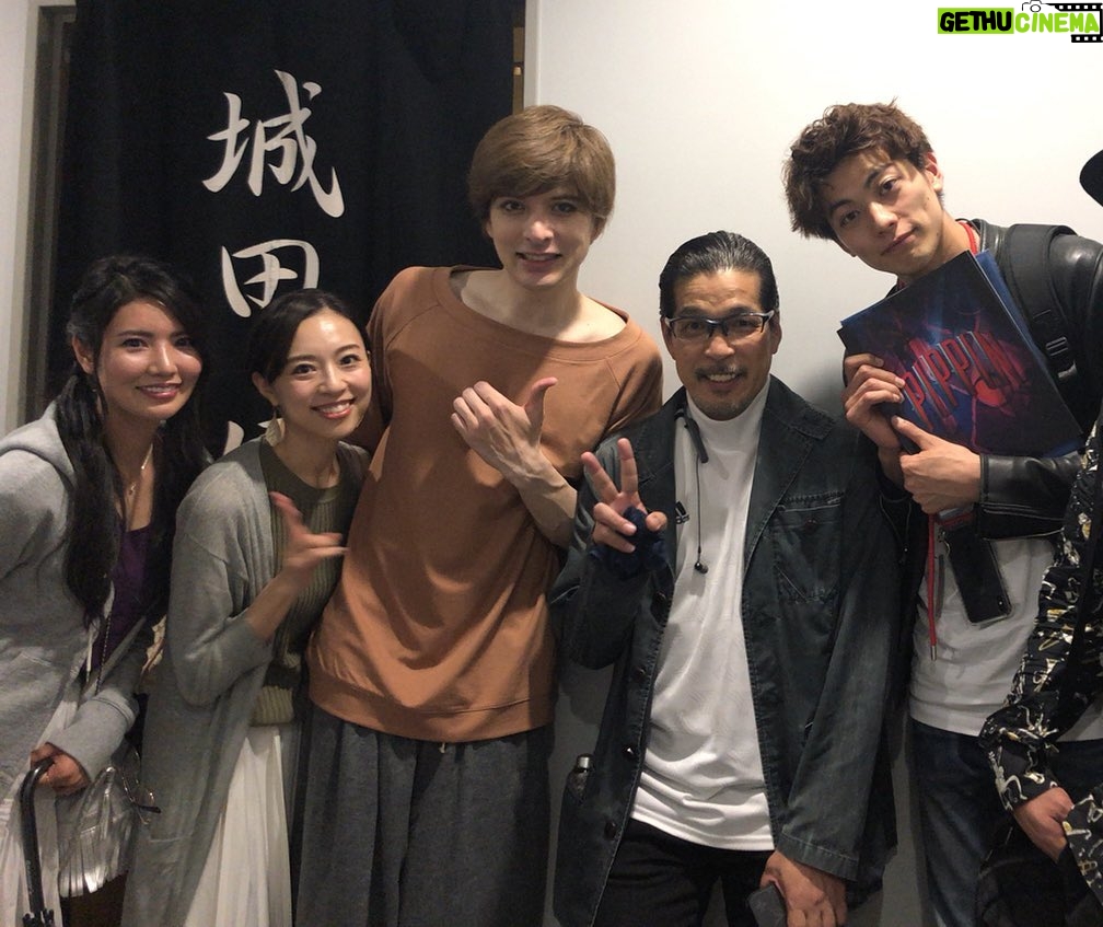 Yu Shirota Instagram - お客様シリーズ11 . . 先程、名古屋公演が終わりましたが、こちらはまだまだ東京編です💁♂️笑 . . 五朗さん! 10年前“GO APE”というwowowのドラマで初共演させていただいてから、何度か、そして”The love bugs” でがっつり半年間ご一緒させていただきました。とにかく愛に満ちたお方。今回、五朗さんには絶対観ていただきいと思い、自分から連絡したくらいです。(普段なかなか自分から連絡出来ません笑)感慨深い表情の中、興奮気味にお話して下さり 「成長したなぁ」の一言に、五朗さんの想いが集約されていた気がします。 五朗さん!ご飯連れて行ってくださいー!笑 . 小手さん!巷で噂の”シンデレラおじさん”でお馴染み、今、絶好調の俳優さんでございます!!”私のおじさん”でご一緒した時の絡み、最高に楽しかったなぁ☺︎「モチベーション上がった!おれも頑張る!!」と仰って下さり、めちゃんこHappyでした! またすぐ集まりましょうね!! . アリサ!昔からファッション誌やら、バラエティでちょこちょこご一緒する仲。 昔から知っていたって、仕事では全然会わない人もいれば、こうやって定期的に会う人もいる。出会いやご縁ってのは本当に面白いよねー☺︎ また一緒に表紙飾ろうぜぃ😎笑 . 彦摩呂さん! ご無沙汰しています!と言いつつも、最後がいつだったかもわからないけど、、いつでも近くにいるような、見守ってもらっているような、安心感のあるオーラを常に放っておられる彦摩呂さん笑 大変に褒めていただきました!!どうでもいい話ですが”ひこまろ”って響きがめちゃんこ好きです☺︎笑 . まーちゃん! “地球ゴージャス”や”ファントム”でご一緒している仲。そして、なんと高校の1個上の先輩!でもあるのです。2年間、毎日同じ教室で生活受してました笑 まーちゃんは学級委員長だった!! いつも穏やかで優しいまーちゃん、、当時まーちゃんが所属していたグループのライブを、学校のみんなと制服のまま観に行ったなぁ☺︎ いやぁ懐かしすぎる。次の”ファントム”もよろしくね!! . 同じく”ファントム”で幼少期のエリックを演じたつっきー!!もうね、彼の歌声はエンジェルヴォイスそのもの!大好き。今は変声期で苦しい時期だけど、それは、蛹が蝶になるために、必ず通る必要な時間。今は何も考えずに、その時を待つべし!!空高く優雅に羽ばたく姿、楽しみにしているよ☺︎ . ひなこ! よく”人狼”の会でご一緒します☺︎ご存知の方も多いとは思うけど、彼女めちゃんこ頭が良い。それ故に、村人の時は疑ってしまいがちだけど、人狼でペアになった時はとっても心強いです。笑 そしてピアノもとっても上手。余談ですが、昔辞めてしまったピアノをそろそろもう一度始めようと思っています笑 お友達のさだももちゃんと☺︎ . まなと様!! すっかり”女性”に大変身されておりますが、知る人ぞ知る、元男役TOPスターでございます。実際に、当時、舞台上で歌い、踊る姿を観させていただきましたが、素晴らしかった。少女漫画に登場するような、Theカッコイイ男!!これが”女性にとっての理想の男性像”なんだろうなと、深く関心させられました笑 おれも素敵な男になれるよう頑張ります笑 . 屋比久ちゃん!! 出会いはNHKの歌番組かな? 当時は、まだ沖縄から出てきて間もない頃で、とっても緊張している感じがあったのだけど、一度歌い出したら、そんな空気はどこへやら!笑 とっても澄んだ、力強い声の持ち主。先日”レミゼラブル”も観劇させていただきましたが、とっても切ないエポニーヌを、見事に演じておられました。将来が楽しみな若手のお一人。 . . 最後に!倉持明日香ちゃん!! お客様シリーズ①にて大失態をおかしておりました。 写真の画角が勝手に決まってしまうせいで、大事な後輩が一人切れておりました🙇♂️あまりにナチュラルで気付けなかった笑 その模様を逆再現しつつ紹介します!(末満さんすみません笑) 長年AKB48で活躍していた彼女!選挙やら握手会やら、とてもプレッシャーのかかる、競争率の高い環境の中に居続けることは容易なことではありません。おれなら耐えられないな笑 卒業は数年前ですが、長い間お疲れ様でした!!これからは”個”を大事に、のびのび自由に羽ばたいてね☺︎ . #ピピン #岸谷五朗 さん #小手伸也 さん #浦浜アリサ さん #彦摩呂 さん #丹羽麻由美 さん #松井月杜 さん #佐野ひなこ さん #さだもも さん #朝夏まなと さん #屋比久知奈 さん #倉持明日香 さん #お客様シリーズ