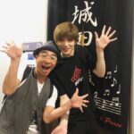 Yu Shirota Instagram - お客様シリーズ⑩ まっけん 将来のミュージカルスターが来たぞよ!!笑 実はおれの中で、次回のピピン候補が2人ほどいて、1人はまっけん。無理って言うてたけど、彼なら絶対出来る。この人の舞台人としてのポテンシャルは高いよー!そしてここからまだまだ伸びるよー!!でも本当まっけんピピンいつか観たいなぁ☺︎ってかまっけんとも仕事したことないや笑 いつかがっつりやりまひょ! . 八嶋さーん! 主演させていただいた“源氏物語”ぶりかな??あの時の八嶋さんの役が大好き。「会いたいと痛むぅこの胸ぇがぁっ!」笑 SPドラマでまたやりたいなぁ、、我らが松也も出演していた”六月歌舞伎”本当に観に行きたかった😭 八嶋さんの劇団”カムカムミニキーナ”も未だ観れておらず、、必ずや近々伺います!!観に来て下さり、感激でございました!! . ちー、リオ、ビアさん!! ちーは高校の同級生。15歳からの仲です。在学中にミュージカルをやっていたのは僕ら2人だけだったこともあり、そして3年生の時は席も隣だったりもして、よく話してた記憶☺︎ 言うまでもなく彼女は男子のアイドルでした。笑 相当モテただろうなぁ。 今も変わらず美しいちーでございます。 . そんなちーの妹!リオ!2014年の”ファントム”のクリスティーヌ役でミュージカルデビューした彼女。初ミュージカルであの役は本当に大変だったと思う。本当よく頑張ったね。最近、当時の映像を観る機会があったんだけど、一心不乱にソプラノを歌うリオの姿を、あたしゃ涙ぐみながら観ておりました。笑 またミュージカルも是非やっておくれやす☺︎ . ビアさん!! 昔から知っていて、良くお話もさせていただくのだけど、これまた実は一度も共演したことがないっていう。笑 こういう方本当に多いな、、笑 最近だと、僕の大好きなロミジュリの”乳母”を演じておられました。彼女の魂の歌声は、とってもソウルフルで、心にすーっと入ってきます。いつか必ずや、やりませう☺︎ . 優！優ともかれこれ18年の仲になりますな。こちらも一度も共演なし、、笑 出会った頃から大人っぽかったけど、今も全然変わらなくて、本当おったまげ。2児の母とは思えん。優と会うと、昔撮った、とある写真を思い出す。カラオケで、ブラックライトで浮かび上がる綺麗な絵が出現する部屋で、それを背景に優を撮影したんだけど、現像したら、フラッシュを焚いてもうたせいで、ただただ白い壁と優っていう、とてもシュールな写真になったって話。笑(これ伝わってる？笑)今度インスタ載せようかしら☺︎ . いなみちゃん＆まお! 懐かしのセーラーネプチューンとチビうさちゃん。いなみちゃんとは、同じタイミングで戦士になり、それはそれは過酷な稽古を共に乗り越えた仲。本当懐かしやぁ、、まおは実に16年？17年？ぶりの再会。でもすぐ「まお!?」ってなったくらい面影があって、一気にあの頃にタイムスリップ笑 当時まだ9歳とか??こんなに大きくなっちゃって、、笑 当時、本当に何をやってもダメダメで、毎日毎日怒られてばかりいた僕を知っている貴重な方々です。笑 . 勝矢さん!! キンキーブーツぶりです!! なんと勝矢さんともお仕事でご一緒したことない!!'笑 想い出としては、一緒にBBQした時の腕前というか、肉さばきというか、流石の一言でした!! ハワイだったんだけど、もう現地の人にしか見えなかった😂 勝矢さん!いつか一緒にやりたいです!! . 田本さん!＆優! 田本さんは、15歳から今日に至るまで、ずーーーーーっと僕の髪を切り続けてくれている、超絶カッコいい兄貴です。これまで僕が演じてきた役の髪型は、全てこの方と相談しながら作ってきました!! 本当にめちゃくちゃ心が広い、器のデカイお方!!真夜中や、早朝に何度もお店にお邪魔しました。感謝しても仕切れませぬ。クソガキの頃から、変わらず可愛がってくれて、時に励ましてくれて、本当に何度も救われて来ました!!田本さん、いつも本当にありがとう☺︎ . 優!(2人目)彼女も高校の1個下の後輩!なんと当時教室には、あびる優、蒼井優、長谷部優、城田優と、名前も漢字も同じ人間が、4人もいたのです!!笑 教室で「優!」と誰かが呼ぶと、毎回プチパニック笑 優ともよくカラオケ行ったねー☺︎ おらが当時SOS(スクープオンサムバディ)にハマってて、よく”潮騒”をリクエストされてた。今思えばとても大人っぽい選曲ね。笑 . 京様!! いつもいつも、本当に心のこもったお言葉をいただく大先輩。随分前に陣内孝則さんのご自宅でお会いして以来、良くして下さっています☺︎観劇後は、モチベーションの上がる、素晴らしい感想もいただき、感謝感謝です。面食いな母が偶然同じ回にいて、早速京様にちょっかい出してておったまげ笑 大変失礼致しました!!笑 たいがと3人のご飯会、早く実現させましょうねー☺︎ . PS.東京公演はとっくに終わっていますが、まだまだお客様シリーズは続きます💁‍♂️ . #ピピン #新田真剣佑 さん #八嶋智人 さん #シルビアグラブ さん #大塚ちひろ さん #山下リオ さん #山田優 さん #井波知子 さん #大野真央 さん #勝矢 さん #田本定夢 さん #あびる優 さん #京本政樹 さん #お客様シリーズ