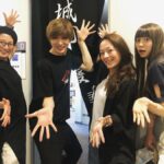 Yu Shirota Instagram - お客様シリーズ⑩ まっけん 将来のミュージカルスターが来たぞよ!!笑 実はおれの中で、次回のピピン候補が2人ほどいて、1人はまっけん。無理って言うてたけど、彼なら絶対出来る。この人の舞台人としてのポテンシャルは高いよー!そしてここからまだまだ伸びるよー!!でも本当まっけんピピンいつか観たいなぁ☺︎ってかまっけんとも仕事したことないや笑 いつかがっつりやりまひょ! . 八嶋さーん! 主演させていただいた“源氏物語”ぶりかな??あの時の八嶋さんの役が大好き。「会いたいと痛むぅこの胸ぇがぁっ!」笑 SPドラマでまたやりたいなぁ、、我らが松也も出演していた”六月歌舞伎”本当に観に行きたかった😭 八嶋さんの劇団”カムカムミニキーナ”も未だ観れておらず、、必ずや近々伺います!!観に来て下さり、感激でございました!! . ちー、リオ、ビアさん!! ちーは高校の同級生。15歳からの仲です。在学中にミュージカルをやっていたのは僕ら2人だけだったこともあり、そして3年生の時は席も隣だったりもして、よく話してた記憶☺︎ 言うまでもなく彼女は男子のアイドルでした。笑 相当モテただろうなぁ。 今も変わらず美しいちーでございます。 . そんなちーの妹!リオ!2014年の”ファントム”のクリスティーヌ役でミュージカルデビューした彼女。初ミュージカルであの役は本当に大変だったと思う。本当よく頑張ったね。最近、当時の映像を観る機会があったんだけど、一心不乱にソプラノを歌うリオの姿を、あたしゃ涙ぐみながら観ておりました。笑 またミュージカルも是非やっておくれやす☺︎ . ビアさん!! 昔から知っていて、良くお話もさせていただくのだけど、これまた実は一度も共演したことがないっていう。笑 こういう方本当に多いな、、笑 最近だと、僕の大好きなロミジュリの”乳母”を演じておられました。彼女の魂の歌声は、とってもソウルフルで、心にすーっと入ってきます。いつか必ずや、やりませう☺︎ . 優！優ともかれこれ18年の仲になりますな。こちらも一度も共演なし、、笑 出会った頃から大人っぽかったけど、今も全然変わらなくて、本当おったまげ。2児の母とは思えん。優と会うと、昔撮った、とある写真を思い出す。カラオケで、ブラックライトで浮かび上がる綺麗な絵が出現する部屋で、それを背景に優を撮影したんだけど、現像したら、フラッシュを焚いてもうたせいで、ただただ白い壁と優っていう、とてもシュールな写真になったって話。笑(これ伝わってる？笑)今度インスタ載せようかしら☺︎ . いなみちゃん＆まお! 懐かしのセーラーネプチューンとチビうさちゃん。いなみちゃんとは、同じタイミングで戦士になり、それはそれは過酷な稽古を共に乗り越えた仲。本当懐かしやぁ、、まおは実に16年？17年？ぶりの再会。でもすぐ「まお!?」ってなったくらい面影があって、一気にあの頃にタイムスリップ笑 当時まだ9歳とか??こんなに大きくなっちゃって、、笑 当時、本当に何をやってもダメダメで、毎日毎日怒られてばかりいた僕を知っている貴重な方々です。笑 . 勝矢さん!! キンキーブーツぶりです!! なんと勝矢さんともお仕事でご一緒したことない!!'笑 想い出としては、一緒にBBQした時の腕前というか、肉さばきというか、流石の一言でした!! ハワイだったんだけど、もう現地の人にしか見えなかった😂 勝矢さん!いつか一緒にやりたいです!! . 田本さん!＆優! 田本さんは、15歳から今日に至るまで、ずーーーーーっと僕の髪を切り続けてくれている、超絶カッコいい兄貴です。これまで僕が演じてきた役の髪型は、全てこの方と相談しながら作ってきました!! 本当にめちゃくちゃ心が広い、器のデカイお方!!真夜中や、早朝に何度もお店にお邪魔しました。感謝しても仕切れませぬ。クソガキの頃から、変わらず可愛がってくれて、時に励ましてくれて、本当に何度も救われて来ました!!田本さん、いつも本当にありがとう☺︎ . 優!(2人目)彼女も高校の1個下の後輩!なんと当時教室には、あびる優、蒼井優、長谷部優、城田優と、名前も漢字も同じ人間が、4人もいたのです!!笑 教室で「優!」と誰かが呼ぶと、毎回プチパニック笑 優ともよくカラオケ行ったねー☺︎ おらが当時SOS(スクープオンサムバディ)にハマってて、よく”潮騒”をリクエストされてた。今思えばとても大人っぽい選曲ね。笑 . 京様!! いつもいつも、本当に心のこもったお言葉をいただく大先輩。随分前に陣内孝則さんのご自宅でお会いして以来、良くして下さっています☺︎観劇後は、モチベーションの上がる、素晴らしい感想もいただき、感謝感謝です。面食いな母が偶然同じ回にいて、早速京様にちょっかい出してておったまげ笑 大変失礼致しました!!笑 たいがと3人のご飯会、早く実現させましょうねー☺︎ . PS.東京公演はとっくに終わっていますが、まだまだお客様シリーズは続きます💁‍♂️ . #ピピン #新田真剣佑 さん #八嶋智人 さん #シルビアグラブ さん #大塚ちひろ さん #山下リオ さん #山田優 さん #井波知子 さん #大野真央 さん #勝矢 さん #田本定夢 さん #あびる優 さん #京本政樹 さん #お客様シリーズ