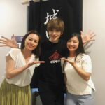 Yu Shirota Instagram - お客様シリーズ⑩ まっけん 将来のミュージカルスターが来たぞよ!!笑 実はおれの中で、次回のピピン候補が2人ほどいて、1人はまっけん。無理って言うてたけど、彼なら絶対出来る。この人の舞台人としてのポテンシャルは高いよー!そしてここからまだまだ伸びるよー!!でも本当まっけんピピンいつか観たいなぁ☺︎ってかまっけんとも仕事したことないや笑 いつかがっつりやりまひょ! . 八嶋さーん! 主演させていただいた“源氏物語”ぶりかな??あの時の八嶋さんの役が大好き。「会いたいと痛むぅこの胸ぇがぁっ!」笑 SPドラマでまたやりたいなぁ、、我らが松也も出演していた”六月歌舞伎”本当に観に行きたかった😭 八嶋さんの劇団”カムカムミニキーナ”も未だ観れておらず、、必ずや近々伺います!!観に来て下さり、感激でございました!! . ちー、リオ、ビアさん!! ちーは高校の同級生。15歳からの仲です。在学中にミュージカルをやっていたのは僕ら2人だけだったこともあり、そして3年生の時は席も隣だったりもして、よく話してた記憶☺︎ 言うまでもなく彼女は男子のアイドルでした。笑 相当モテただろうなぁ。 今も変わらず美しいちーでございます。 . そんなちーの妹!リオ!2014年の”ファントム”のクリスティーヌ役でミュージカルデビューした彼女。初ミュージカルであの役は本当に大変だったと思う。本当よく頑張ったね。最近、当時の映像を観る機会があったんだけど、一心不乱にソプラノを歌うリオの姿を、あたしゃ涙ぐみながら観ておりました。笑 またミュージカルも是非やっておくれやす☺︎ . ビアさん!! 昔から知っていて、良くお話もさせていただくのだけど、これまた実は一度も共演したことがないっていう。笑 こういう方本当に多いな、、笑 最近だと、僕の大好きなロミジュリの”乳母”を演じておられました。彼女の魂の歌声は、とってもソウルフルで、心にすーっと入ってきます。いつか必ずや、やりませう☺︎ . 優！優ともかれこれ18年の仲になりますな。こちらも一度も共演なし、、笑 出会った頃から大人っぽかったけど、今も全然変わらなくて、本当おったまげ。2児の母とは思えん。優と会うと、昔撮った、とある写真を思い出す。カラオケで、ブラックライトで浮かび上がる綺麗な絵が出現する部屋で、それを背景に優を撮影したんだけど、現像したら、フラッシュを焚いてもうたせいで、ただただ白い壁と優っていう、とてもシュールな写真になったって話。笑(これ伝わってる？笑)今度インスタ載せようかしら☺︎ . いなみちゃん＆まお! 懐かしのセーラーネプチューンとチビうさちゃん。いなみちゃんとは、同じタイミングで戦士になり、それはそれは過酷な稽古を共に乗り越えた仲。本当懐かしやぁ、、まおは実に16年？17年？ぶりの再会。でもすぐ「まお!?」ってなったくらい面影があって、一気にあの頃にタイムスリップ笑 当時まだ9歳とか??こんなに大きくなっちゃって、、笑 当時、本当に何をやってもダメダメで、毎日毎日怒られてばかりいた僕を知っている貴重な方々です。笑 . 勝矢さん!! キンキーブーツぶりです!! なんと勝矢さんともお仕事でご一緒したことない!!'笑 想い出としては、一緒にBBQした時の腕前というか、肉さばきというか、流石の一言でした!! ハワイだったんだけど、もう現地の人にしか見えなかった😂 勝矢さん!いつか一緒にやりたいです!! . 田本さん!＆優! 田本さんは、15歳から今日に至るまで、ずーーーーーっと僕の髪を切り続けてくれている、超絶カッコいい兄貴です。これまで僕が演じてきた役の髪型は、全てこの方と相談しながら作ってきました!! 本当にめちゃくちゃ心が広い、器のデカイお方!!真夜中や、早朝に何度もお店にお邪魔しました。感謝しても仕切れませぬ。クソガキの頃から、変わらず可愛がってくれて、時に励ましてくれて、本当に何度も救われて来ました!!田本さん、いつも本当にありがとう☺︎ . 優!(2人目)彼女も高校の1個下の後輩!なんと当時教室には、あびる優、蒼井優、長谷部優、城田優と、名前も漢字も同じ人間が、4人もいたのです!!笑 教室で「優!」と誰かが呼ぶと、毎回プチパニック笑 優ともよくカラオケ行ったねー☺︎ おらが当時SOS(スクープオンサムバディ)にハマってて、よく”潮騒”をリクエストされてた。今思えばとても大人っぽい選曲ね。笑 . 京様!! いつもいつも、本当に心のこもったお言葉をいただく大先輩。随分前に陣内孝則さんのご自宅でお会いして以来、良くして下さっています☺︎観劇後は、モチベーションの上がる、素晴らしい感想もいただき、感謝感謝です。面食いな母が偶然同じ回にいて、早速京様にちょっかい出してておったまげ笑 大変失礼致しました!!笑 たいがと3人のご飯会、早く実現させましょうねー☺︎ . PS.東京公演はとっくに終わっていますが、まだまだお客様シリーズは続きます💁‍♂️ . #ピピン #新田真剣佑 さん #八嶋智人 さん #シルビアグラブ さん #大塚ちひろ さん #山下リオ さん #山田優 さん #井波知子 さん #大野真央 さん #勝矢 さん #田本定夢 さん #あびる優 さん #京本政樹 さん #お客様シリーズ