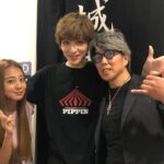 Yu Shirota Instagram - お客様シリーズ⑩ まっけん 将来のミュージカルスターが来たぞよ!!笑 実はおれの中で、次回のピピン候補が2人ほどいて、1人はまっけん。無理って言うてたけど、彼なら絶対出来る。この人の舞台人としてのポテンシャルは高いよー!そしてここからまだまだ伸びるよー!!でも本当まっけんピピンいつか観たいなぁ☺︎ってかまっけんとも仕事したことないや笑 いつかがっつりやりまひょ! . 八嶋さーん! 主演させていただいた“源氏物語”ぶりかな??あの時の八嶋さんの役が大好き。「会いたいと痛むぅこの胸ぇがぁっ!」笑 SPドラマでまたやりたいなぁ、、我らが松也も出演していた”六月歌舞伎”本当に観に行きたかった😭 八嶋さんの劇団”カムカムミニキーナ”も未だ観れておらず、、必ずや近々伺います!!観に来て下さり、感激でございました!! . ちー、リオ、ビアさん!! ちーは高校の同級生。15歳からの仲です。在学中にミュージカルをやっていたのは僕ら2人だけだったこともあり、そして3年生の時は席も隣だったりもして、よく話してた記憶☺︎ 言うまでもなく彼女は男子のアイドルでした。笑 相当モテただろうなぁ。 今も変わらず美しいちーでございます。 . そんなちーの妹!リオ!2014年の”ファントム”のクリスティーヌ役でミュージカルデビューした彼女。初ミュージカルであの役は本当に大変だったと思う。本当よく頑張ったね。最近、当時の映像を観る機会があったんだけど、一心不乱にソプラノを歌うリオの姿を、あたしゃ涙ぐみながら観ておりました。笑 またミュージカルも是非やっておくれやす☺︎ . ビアさん!! 昔から知っていて、良くお話もさせていただくのだけど、これまた実は一度も共演したことがないっていう。笑 こういう方本当に多いな、、笑 最近だと、僕の大好きなロミジュリの”乳母”を演じておられました。彼女の魂の歌声は、とってもソウルフルで、心にすーっと入ってきます。いつか必ずや、やりませう☺︎ . 優！優ともかれこれ18年の仲になりますな。こちらも一度も共演なし、、笑 出会った頃から大人っぽかったけど、今も全然変わらなくて、本当おったまげ。2児の母とは思えん。優と会うと、昔撮った、とある写真を思い出す。カラオケで、ブラックライトで浮かび上がる綺麗な絵が出現する部屋で、それを背景に優を撮影したんだけど、現像したら、フラッシュを焚いてもうたせいで、ただただ白い壁と優っていう、とてもシュールな写真になったって話。笑(これ伝わってる？笑)今度インスタ載せようかしら☺︎ . いなみちゃん＆まお! 懐かしのセーラーネプチューンとチビうさちゃん。いなみちゃんとは、同じタイミングで戦士になり、それはそれは過酷な稽古を共に乗り越えた仲。本当懐かしやぁ、、まおは実に16年？17年？ぶりの再会。でもすぐ「まお!?」ってなったくらい面影があって、一気にあの頃にタイムスリップ笑 当時まだ9歳とか??こんなに大きくなっちゃって、、笑 当時、本当に何をやってもダメダメで、毎日毎日怒られてばかりいた僕を知っている貴重な方々です。笑 . 勝矢さん!! キンキーブーツぶりです!! なんと勝矢さんともお仕事でご一緒したことない!!'笑 想い出としては、一緒にBBQした時の腕前というか、肉さばきというか、流石の一言でした!! ハワイだったんだけど、もう現地の人にしか見えなかった😂 勝矢さん!いつか一緒にやりたいです!! . 田本さん!＆優! 田本さんは、15歳から今日に至るまで、ずーーーーーっと僕の髪を切り続けてくれている、超絶カッコいい兄貴です。これまで僕が演じてきた役の髪型は、全てこの方と相談しながら作ってきました!! 本当にめちゃくちゃ心が広い、器のデカイお方!!真夜中や、早朝に何度もお店にお邪魔しました。感謝しても仕切れませぬ。クソガキの頃から、変わらず可愛がってくれて、時に励ましてくれて、本当に何度も救われて来ました!!田本さん、いつも本当にありがとう☺︎ . 優!(2人目)彼女も高校の1個下の後輩!なんと当時教室には、あびる優、蒼井優、長谷部優、城田優と、名前も漢字も同じ人間が、4人もいたのです!!笑 教室で「優!」と誰かが呼ぶと、毎回プチパニック笑 優ともよくカラオケ行ったねー☺︎ おらが当時SOS(スクープオンサムバディ)にハマってて、よく”潮騒”をリクエストされてた。今思えばとても大人っぽい選曲ね。笑 . 京様!! いつもいつも、本当に心のこもったお言葉をいただく大先輩。随分前に陣内孝則さんのご自宅でお会いして以来、良くして下さっています☺︎観劇後は、モチベーションの上がる、素晴らしい感想もいただき、感謝感謝です。面食いな母が偶然同じ回にいて、早速京様にちょっかい出してておったまげ笑 大変失礼致しました!!笑 たいがと3人のご飯会、早く実現させましょうねー☺︎ . PS.東京公演はとっくに終わっていますが、まだまだお客様シリーズは続きます💁‍♂️ . #ピピン #新田真剣佑 さん #八嶋智人 さん #シルビアグラブ さん #大塚ちひろ さん #山下リオ さん #山田優 さん #井波知子 さん #大野真央 さん #勝矢 さん #田本定夢 さん #あびる優 さん #京本政樹 さん #お客様シリーズ