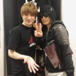 Yu Shirota Instagram - お客様シリーズ⑩ まっけん 将来のミュージカルスターが来たぞよ!!笑 実はおれの中で、次回のピピン候補が2人ほどいて、1人はまっけん。無理って言うてたけど、彼なら絶対出来る。この人の舞台人としてのポテンシャルは高いよー!そしてここからまだまだ伸びるよー!!でも本当まっけんピピンいつか観たいなぁ☺︎ってかまっけんとも仕事したことないや笑 いつかがっつりやりまひょ! . 八嶋さーん! 主演させていただいた“源氏物語”ぶりかな??あの時の八嶋さんの役が大好き。「会いたいと痛むぅこの胸ぇがぁっ!」笑 SPドラマでまたやりたいなぁ、、我らが松也も出演していた”六月歌舞伎”本当に観に行きたかった😭 八嶋さんの劇団”カムカムミニキーナ”も未だ観れておらず、、必ずや近々伺います!!観に来て下さり、感激でございました!! . ちー、リオ、ビアさん!! ちーは高校の同級生。15歳からの仲です。在学中にミュージカルをやっていたのは僕ら2人だけだったこともあり、そして3年生の時は席も隣だったりもして、よく話してた記憶☺︎ 言うまでもなく彼女は男子のアイドルでした。笑 相当モテただろうなぁ。 今も変わらず美しいちーでございます。 . そんなちーの妹!リオ!2014年の”ファントム”のクリスティーヌ役でミュージカルデビューした彼女。初ミュージカルであの役は本当に大変だったと思う。本当よく頑張ったね。最近、当時の映像を観る機会があったんだけど、一心不乱にソプラノを歌うリオの姿を、あたしゃ涙ぐみながら観ておりました。笑 またミュージカルも是非やっておくれやす☺︎ . ビアさん!! 昔から知っていて、良くお話もさせていただくのだけど、これまた実は一度も共演したことがないっていう。笑 こういう方本当に多いな、、笑 最近だと、僕の大好きなロミジュリの”乳母”を演じておられました。彼女の魂の歌声は、とってもソウルフルで、心にすーっと入ってきます。いつか必ずや、やりませう☺︎ . 優！優ともかれこれ18年の仲になりますな。こちらも一度も共演なし、、笑 出会った頃から大人っぽかったけど、今も全然変わらなくて、本当おったまげ。2児の母とは思えん。優と会うと、昔撮った、とある写真を思い出す。カラオケで、ブラックライトで浮かび上がる綺麗な絵が出現する部屋で、それを背景に優を撮影したんだけど、現像したら、フラッシュを焚いてもうたせいで、ただただ白い壁と優っていう、とてもシュールな写真になったって話。笑(これ伝わってる？笑)今度インスタ載せようかしら☺︎ . いなみちゃん＆まお! 懐かしのセーラーネプチューンとチビうさちゃん。いなみちゃんとは、同じタイミングで戦士になり、それはそれは過酷な稽古を共に乗り越えた仲。本当懐かしやぁ、、まおは実に16年？17年？ぶりの再会。でもすぐ「まお!?」ってなったくらい面影があって、一気にあの頃にタイムスリップ笑 当時まだ9歳とか??こんなに大きくなっちゃって、、笑 当時、本当に何をやってもダメダメで、毎日毎日怒られてばかりいた僕を知っている貴重な方々です。笑 . 勝矢さん!! キンキーブーツぶりです!! なんと勝矢さんともお仕事でご一緒したことない!!'笑 想い出としては、一緒にBBQした時の腕前というか、肉さばきというか、流石の一言でした!! ハワイだったんだけど、もう現地の人にしか見えなかった😂 勝矢さん!いつか一緒にやりたいです!! . 田本さん!＆優! 田本さんは、15歳から今日に至るまで、ずーーーーーっと僕の髪を切り続けてくれている、超絶カッコいい兄貴です。これまで僕が演じてきた役の髪型は、全てこの方と相談しながら作ってきました!! 本当にめちゃくちゃ心が広い、器のデカイお方!!真夜中や、早朝に何度もお店にお邪魔しました。感謝しても仕切れませぬ。クソガキの頃から、変わらず可愛がってくれて、時に励ましてくれて、本当に何度も救われて来ました!!田本さん、いつも本当にありがとう☺︎ . 優!(2人目)彼女も高校の1個下の後輩!なんと当時教室には、あびる優、蒼井優、長谷部優、城田優と、名前も漢字も同じ人間が、4人もいたのです!!笑 教室で「優!」と誰かが呼ぶと、毎回プチパニック笑 優ともよくカラオケ行ったねー☺︎ おらが当時SOS(スクープオンサムバディ)にハマってて、よく”潮騒”をリクエストされてた。今思えばとても大人っぽい選曲ね。笑 . 京様!! いつもいつも、本当に心のこもったお言葉をいただく大先輩。随分前に陣内孝則さんのご自宅でお会いして以来、良くして下さっています☺︎観劇後は、モチベーションの上がる、素晴らしい感想もいただき、感謝感謝です。面食いな母が偶然同じ回にいて、早速京様にちょっかい出してておったまげ笑 大変失礼致しました!!笑 たいがと3人のご飯会、早く実現させましょうねー☺︎ . PS.東京公演はとっくに終わっていますが、まだまだお客様シリーズは続きます💁‍♂️ . #ピピン #新田真剣佑 さん #八嶋智人 さん #シルビアグラブ さん #大塚ちひろ さん #山下リオ さん #山田優 さん #井波知子 さん #大野真央 さん #勝矢 さん #田本定夢 さん #あびる優 さん #京本政樹 さん #お客様シリーズ