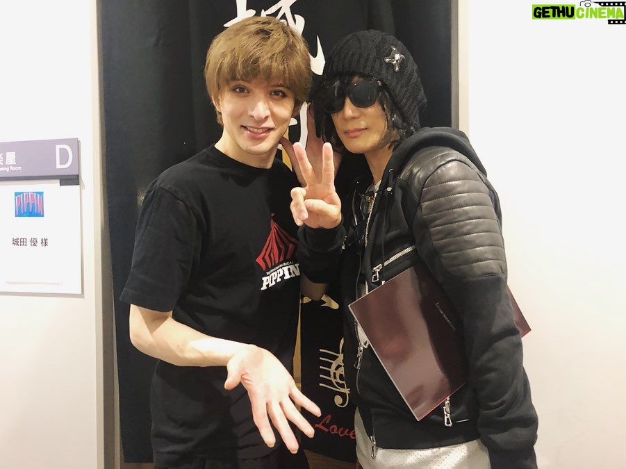 Yu Shirota Instagram - お客様シリーズ⑩ まっけん 将来のミュージカルスターが来たぞよ!!笑 実はおれの中で、次回のピピン候補が2人ほどいて、1人はまっけん。無理って言うてたけど、彼なら絶対出来る。この人の舞台人としてのポテンシャルは高いよー!そしてここからまだまだ伸びるよー!!でも本当まっけんピピンいつか観たいなぁ☺︎ってかまっけんとも仕事したことないや笑 いつかがっつりやりまひょ! . 八嶋さーん! 主演させていただいた“源氏物語”ぶりかな??あの時の八嶋さんの役が大好き。「会いたいと痛むぅこの胸ぇがぁっ!」笑 SPドラマでまたやりたいなぁ、、我らが松也も出演していた”六月歌舞伎”本当に観に行きたかった😭 八嶋さんの劇団”カムカムミニキーナ”も未だ観れておらず、、必ずや近々伺います!!観に来て下さり、感激でございました!! . ちー、リオ、ビアさん!! ちーは高校の同級生。15歳からの仲です。在学中にミュージカルをやっていたのは僕ら2人だけだったこともあり、そして3年生の時は席も隣だったりもして、よく話してた記憶☺︎ 言うまでもなく彼女は男子のアイドルでした。笑 相当モテただろうなぁ。 今も変わらず美しいちーでございます。 . そんなちーの妹!リオ!2014年の”ファントム”のクリスティーヌ役でミュージカルデビューした彼女。初ミュージカルであの役は本当に大変だったと思う。本当よく頑張ったね。最近、当時の映像を観る機会があったんだけど、一心不乱にソプラノを歌うリオの姿を、あたしゃ涙ぐみながら観ておりました。笑 またミュージカルも是非やっておくれやす☺︎ . ビアさん!! 昔から知っていて、良くお話もさせていただくのだけど、これまた実は一度も共演したことがないっていう。笑 こういう方本当に多いな、、笑 最近だと、僕の大好きなロミジュリの”乳母”を演じておられました。彼女の魂の歌声は、とってもソウルフルで、心にすーっと入ってきます。いつか必ずや、やりませう☺︎ . 優!優ともかれこれ18年の仲になりますな。こちらも一度も共演なし、、笑 出会った頃から大人っぽかったけど、今も全然変わらなくて、本当おったまげ。2児の母とは思えん。優と会うと、昔撮った、とある写真を思い出す。カラオケで、ブラックライトで浮かび上がる綺麗な絵が出現する部屋で、それを背景に優を撮影したんだけど、現像したら、フラッシュを焚いてもうたせいで、ただただ白い壁と優っていう、とてもシュールな写真になったって話。笑(これ伝わってる?笑)今度インスタ載せようかしら☺︎ . いなみちゃん&まお! 懐かしのセーラーネプチューンとチビうさちゃん。いなみちゃんとは、同じタイミングで戦士になり、それはそれは過酷な稽古を共に乗り越えた仲。本当懐かしやぁ、、まおは実に16年?17年?ぶりの再会。でもすぐ「まお!?」ってなったくらい面影があって、一気にあの頃にタイムスリップ笑 当時まだ9歳とか??こんなに大きくなっちゃって、、笑 当時、本当に何をやってもダメダメで、毎日毎日怒られてばかりいた僕を知っている貴重な方々です。笑 . 勝矢さん!! キンキーブーツぶりです!! なんと勝矢さんともお仕事でご一緒したことない!!'笑 想い出としては、一緒にBBQした時の腕前というか、肉さばきというか、流石の一言でした!! ハワイだったんだけど、もう現地の人にしか見えなかった😂 勝矢さん!いつか一緒にやりたいです!! . 田本さん!&優! 田本さんは、15歳から今日に至るまで、ずーーーーーっと僕の髪を切り続けてくれている、超絶カッコいい兄貴です。これまで僕が演じてきた役の髪型は、全てこの方と相談しながら作ってきました!! 本当にめちゃくちゃ心が広い、器のデカイお方!!真夜中や、早朝に何度もお店にお邪魔しました。感謝しても仕切れませぬ。クソガキの頃から、変わらず可愛がってくれて、時に励ましてくれて、本当に何度も救われて来ました!!田本さん、いつも本当にありがとう☺︎ . 優!(2人目)彼女も高校の1個下の後輩!なんと当時教室には、あびる優、蒼井優、長谷部優、城田優と、名前も漢字も同じ人間が、4人もいたのです!!笑 教室で「優!」と誰かが呼ぶと、毎回プチパニック笑 優ともよくカラオケ行ったねー☺︎ おらが当時SOS(スクープオンサムバディ)にハマってて、よく”潮騒”をリクエストされてた。今思えばとても大人っぽい選曲ね。笑 . 京様!! いつもいつも、本当に心のこもったお言葉をいただく大先輩。随分前に陣内孝則さんのご自宅でお会いして以来、良くして下さっています☺︎観劇後は、モチベーションの上がる、素晴らしい感想もいただき、感謝感謝です。面食いな母が偶然同じ回にいて、早速京様にちょっかい出してておったまげ笑 大変失礼致しました!!笑 たいがと3人のご飯会、早く実現させましょうねー☺︎ . PS.東京公演はとっくに終わっていますが、まだまだお客様シリーズは続きます💁♂️ . #ピピン #新田真剣佑 さん #八嶋智人 さん #シルビアグラブ さん #大塚ちひろ さん #山下リオ さん #山田優 さん #井波知子 さん #大野真央 さん #勝矢 さん #田本定夢 さん #あびる優 さん #京本政樹 さん #お客様シリーズ