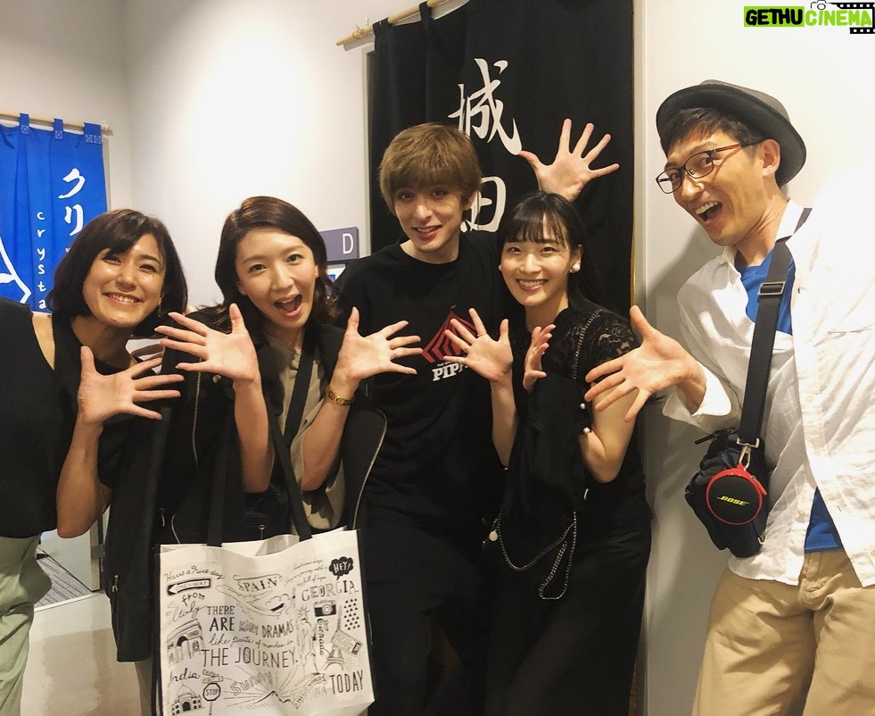 Yu Shirota Instagram - お客様シリーズ⑨ チーム”エリザベート” 芳雄トート様&育ルキーニさん! 偶然?にも同じ回を観に来てくれました!! 実は、芳雄くんとはまだミュージカルでは1度も”共演”出来たことないのです。一緒にやりたいなぁ「本当にすっごく面白かった!!」とミュージカル界のプリンスからお墨付きをいただきました☺︎ 余談ですが、この日は堂本光一さんも一緒に観劇して下さいました! 小学生の頃から「Kinki kids」の大ファンのわたくしは、それはもう感謝感激でした!! . 育は「羨ましい」というフレーズを含んだ感想をくれました。自分の中では、同じ役者からもらう最高の褒め言葉です。そして、7/3に発売する育のニューアルバム「MIRROR BALL’19!!」あの名曲をデュエットさせてもらってます!!こちらも聴いてねー!! . 成河ルキーニ!! めちゃくちゃ深い所まで潜って観てくれて、感想もいかにも演劇を心から愛している成河くんらしい、完全に的を射た、恐らくアメリカ人じゃないと感じないような所をしっかりと汲み取っていて、流石の一言。ダイアンもビックリすると思う。そして大絶賛してくれて、めちゃんこ嬉しかった☺︎ . 瀬奈ザベート様!蘭ザベート様!夜クマさん!えりちゃん! 瀬名さんとは2010年の”エリザベート”で出来上がっているカンパニーの中、数少ない新参者として参加し、さまざまな感情を共有し合った仲。懐かしや、、瀬名さんおコムさんのお二人が、僕の初めてのエリザベート様。宝塚時代、いつもする側だった姫様抱っこ。初めてされる側になった時、とても照れていらしたのが印象的。笑 . 蘭ちゃん!15.16年のエリザを共に戦い抜いた大切な仲間。 毎度だけど、トートって化け物を作るためには、エリザベート様のお力が必要。時に正反対な、時に鏡合わせのような、いびつで繊細な関係性は、観れば観るほどハマっていくよね(誰目線やねん) . 偶然にも昼クマさん、えりちゃんは”ブロードウェイと銃弾”もご一緒でした!そこでもしっかり絡みがあったお2人。すでに懐かしやぁ、、クマさんの「リブステーキ」とえりちゃんの「売れてねぇのかよ!」が大好き。(わかるかな?笑) . しゅがー!エリザのフランツ役で、深さ豊かさを兼ね備えた声で、華々しくデビューした同級生。今やミュージカルの代名詞”レミゼラブル”で主役ジャンバルジャンを演じる男に。あだ名はプーさん笑 この人も本当に面白い。そして声帯オタク。(これめちゃんこ褒めてる)残りの公演も頑張ってね☺︎ この日は我らがルドルフ、たいがも来てくれました☺︎更なる成長を遂げたと噂に聞いているので、観るのがとっても楽しみ!! . 安倍ちゃん!エリザの革命家の1人。そして自ら”劇団ぼるぼっちょ”を立ち上げ、精力的にミュージカルを製作しているカッコいい仲間!!残念ながらタイミング合わずまだ一度も観に行けていないけど、必ずや行くからねー!! . 千夏ちゃん! 15.16年のエリザでご一緒しました☺︎ プリンシパルがダブル、トリプルキャストな中、100回を超える公演を見事にこなしていて、あたしゃアンサンブルの皆様には頭が上がりません笑皆様の支えがあって、成り立っています。 (役付きでシングルの方々もいらっしゃいますが)またご一緒しませう! . りこ! もまた、この作品を支える素晴らしいアンサンブルの1人!そして同級生!物語冒頭の小さな子供役と、精神病院のシーンのギャップが半端じゃないこと。一人で何役も演じるアンサンブル様は本当に大変です。 ちなみに本名は”もとこ”です笑 . 真瀬! なんか苗字で呼ぶと距離感あるよね、、でももはや”まなせ”があだ名みたいなものなの。ごめんなさいね(誰に対しての謝罪やねん) 彼女の精神病棟のシーンでの”フェイクエリザベート”は素晴らしいわよ!(今年もやってるよね?)本当エリザ観に行くの楽しみや☺︎ . けんちゃーん!! まぁなんて可愛いこと。天使のような少年ルドルフでした。いつまで経っても”可愛い”が続いてるの凄いよね笑 お兄ちゃんの清史郎も”天地人”で共演してから、ずっと成長を見続けてるけど、憲史郎の成長も本当に楽しみ☺︎ . そして!!その日本一チケットが取れないミュージカル”エリザベート”の演出を手掛けていらっしゃる小池先生!! このお方の、作品に対する情熱、そして”魅せる美学”に対するこだわりとセンスは、もう素晴らしいの一言です。 ミュージカルの世界において、今日の僕があるのは、小池先生がチャンスを下さったおかげです。トート、ロミオと立て続けに、素晴らしい演目の役柄を演じられたのは、小池先生のおかげでございます。 (城田トートが好きだって人は、 小池先生に心から感謝しましょう笑) いつか、またトートに挑戦できる日が来ますように、、 お忙しい中ご観劇ありがとうございました!! . #ピピン #井上芳雄 さん #堂本光一 さん #山崎育三郎 さん #成河 さん #瀬奈じゅん さん #蘭乃はな さん #朝隈濯朗 さん #福田えり さん #佐藤隆紀 さん #京本大我 さん #安倍康律 さん #安岡千夏 さん #真瀬はるか さん #折井理子 さん #加藤憲史郎 さん #小池修一郎 さん #お客様シリーズ