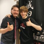 Yu Shirota Instagram - お客様シリーズ⑨ チーム”エリザベート” 芳雄トート様＆育ルキーニさん! 偶然?にも同じ回を観に来てくれました!! 実は、芳雄くんとはまだミュージカルでは1度も”共演”出来たことないのです。一緒にやりたいなぁ「本当にすっごく面白かった!!」とミュージカル界のプリンスからお墨付きをいただきました☺︎ 余談ですが、この日は堂本光一さんも一緒に観劇して下さいました! 小学生の頃から「Kinki kids」の大ファンのわたくしは、それはもう感謝感激でした!! . 育は「羨ましい」というフレーズを含んだ感想をくれました。自分の中では、同じ役者からもらう最高の褒め言葉です。そして、7/3に発売する育のニューアルバム「MIRROR BALL’19!!」あの名曲をデュエットさせてもらってます!!こちらも聴いてねー!! . 成河ルキーニ!! めちゃくちゃ深い所まで潜って観てくれて、感想もいかにも演劇を心から愛している成河くんらしい、完全に的を射た、恐らくアメリカ人じゃないと感じないような所をしっかりと汲み取っていて、流石の一言。ダイアンもビックリすると思う。そして大絶賛してくれて、めちゃんこ嬉しかった☺︎ . 瀬奈ザベート様!蘭ザベート様！夜クマさん!えりちゃん！ 瀬名さんとは2010年の”エリザベート”で出来上がっているカンパニーの中、数少ない新参者として参加し、さまざまな感情を共有し合った仲。懐かしや、、瀬名さんおコムさんのお二人が、僕の初めてのエリザベート様。宝塚時代、いつもする側だった姫様抱っこ。初めてされる側になった時、とても照れていらしたのが印象的。笑 . 蘭ちゃん!15.16年のエリザを共に戦い抜いた大切な仲間。 毎度だけど、トートって化け物を作るためには、エリザベート様のお力が必要。時に正反対な、時に鏡合わせのような、いびつで繊細な関係性は、観れば観るほどハマっていくよね(誰目線やねん) . 偶然にも昼クマさん、えりちゃんは”ブロードウェイと銃弾”もご一緒でした!そこでもしっかり絡みがあったお2人。すでに懐かしやぁ、、クマさんの「リブステーキ」とえりちゃんの「売れてねぇのかよ!」が大好き。(わかるかな？笑) . しゅがー！エリザのフランツ役で、深さ豊かさを兼ね備えた声で、華々しくデビューした同級生。今やミュージカルの代名詞”レミゼラブル”で主役ジャンバルジャンを演じる男に。あだ名はプーさん笑 この人も本当に面白い。そして声帯オタク。(これめちゃんこ褒めてる)残りの公演も頑張ってね☺︎ この日は我らがルドルフ、たいがも来てくれました☺︎更なる成長を遂げたと噂に聞いているので、観るのがとっても楽しみ!! . 安倍ちゃん!エリザの革命家の1人。そして自ら”劇団ぼるぼっちょ”を立ち上げ、精力的にミュージカルを製作しているカッコいい仲間!!残念ながらタイミング合わずまだ一度も観に行けていないけど、必ずや行くからねー!! . 千夏ちゃん! 15.16年のエリザでご一緒しました☺︎ プリンシパルがダブル、トリプルキャストな中、100回を超える公演を見事にこなしていて、あたしゃアンサンブルの皆様には頭が上がりません笑皆様の支えがあって、成り立っています。 (役付きでシングルの方々もいらっしゃいますが)またご一緒しませう! . りこ! もまた、この作品を支える素晴らしいアンサンブルの1人!そして同級生!物語冒頭の小さな子供役と、精神病院のシーンのギャップが半端じゃないこと。一人で何役も演じるアンサンブル様は本当に大変です。 ちなみに本名は”もとこ”です笑 . 真瀬! なんか苗字で呼ぶと距離感あるよね、、でももはや”まなせ”があだ名みたいなものなの。ごめんなさいね(誰に対しての謝罪やねん) 彼女の精神病棟のシーンでの”フェイクエリザベート”は素晴らしいわよ!(今年もやってるよね？)本当エリザ観に行くの楽しみや☺︎ . けんちゃーん!! まぁなんて可愛いこと。天使のような少年ルドルフでした。いつまで経っても”可愛い”が続いてるの凄いよね笑 お兄ちゃんの清史郎も”天地人”で共演してから、ずっと成長を見続けてるけど、憲史郎の成長も本当に楽しみ☺︎ . そして!!その日本一チケットが取れないミュージカル”エリザベート”の演出を手掛けていらっしゃる小池先生!! このお方の、作品に対する情熱、そして”魅せる美学”に対するこだわりとセンスは、もう素晴らしいの一言です。 ミュージカルの世界において、今日の僕があるのは、小池先生がチャンスを下さったおかげです。トート、ロミオと立て続けに、素晴らしい演目の役柄を演じられたのは、小池先生のおかげでございます。 (城田トートが好きだって人は、 小池先生に心から感謝しましょう笑) いつか、またトートに挑戦できる日が来ますように、、 お忙しい中ご観劇ありがとうございました!! . #ピピン #井上芳雄 さん #堂本光一 さん #山崎育三郎 さん #成河 さん #瀬奈じゅん さん #蘭乃はな さん #朝隈濯朗 さん #福田えり さん #佐藤隆紀 さん #京本大我 さん #安倍康律 さん #安岡千夏 さん #真瀬はるか さん #折井理子 さん #加藤憲史郎 さん #小池修一郎 さん #お客様シリーズ