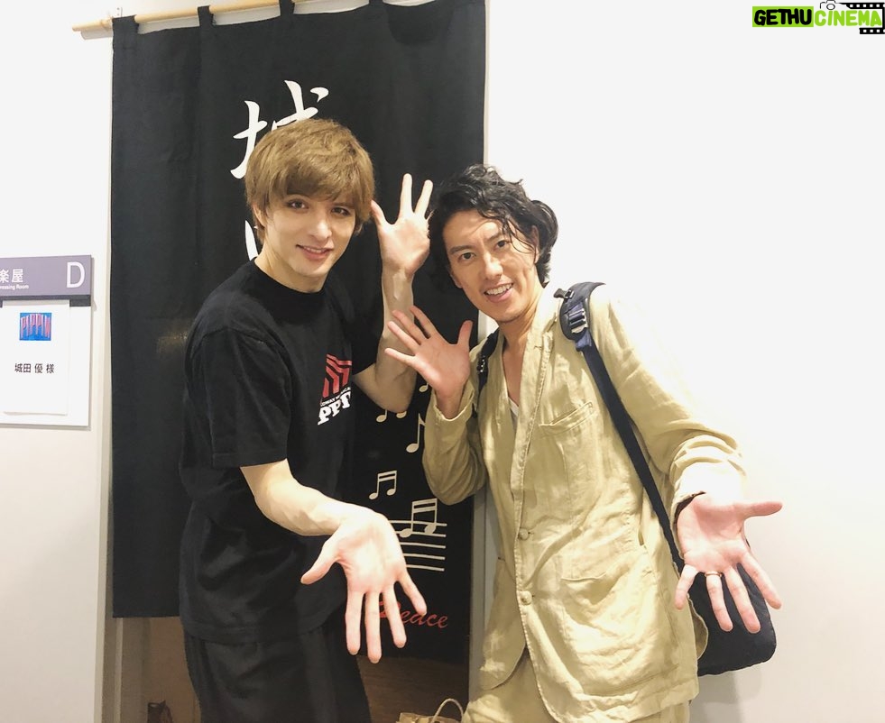 Yu Shirota Instagram - お客様シリーズ⑨ チーム”エリザベート” 芳雄トート様&育ルキーニさん! 偶然?にも同じ回を観に来てくれました!! 実は、芳雄くんとはまだミュージカルでは1度も”共演”出来たことないのです。一緒にやりたいなぁ「本当にすっごく面白かった!!」とミュージカル界のプリンスからお墨付きをいただきました☺︎ 余談ですが、この日は堂本光一さんも一緒に観劇して下さいました! 小学生の頃から「Kinki kids」の大ファンのわたくしは、それはもう感謝感激でした!! . 育は「羨ましい」というフレーズを含んだ感想をくれました。自分の中では、同じ役者からもらう最高の褒め言葉です。そして、7/3に発売する育のニューアルバム「MIRROR BALL’19!!」あの名曲をデュエットさせてもらってます!!こちらも聴いてねー!! . 成河ルキーニ!! めちゃくちゃ深い所まで潜って観てくれて、感想もいかにも演劇を心から愛している成河くんらしい、完全に的を射た、恐らくアメリカ人じゃないと感じないような所をしっかりと汲み取っていて、流石の一言。ダイアンもビックリすると思う。そして大絶賛してくれて、めちゃんこ嬉しかった☺︎ . 瀬奈ザベート様!蘭ザベート様!夜クマさん!えりちゃん! 瀬名さんとは2010年の”エリザベート”で出来上がっているカンパニーの中、数少ない新参者として参加し、さまざまな感情を共有し合った仲。懐かしや、、瀬名さんおコムさんのお二人が、僕の初めてのエリザベート様。宝塚時代、いつもする側だった姫様抱っこ。初めてされる側になった時、とても照れていらしたのが印象的。笑 . 蘭ちゃん!15.16年のエリザを共に戦い抜いた大切な仲間。 毎度だけど、トートって化け物を作るためには、エリザベート様のお力が必要。時に正反対な、時に鏡合わせのような、いびつで繊細な関係性は、観れば観るほどハマっていくよね(誰目線やねん) . 偶然にも昼クマさん、えりちゃんは”ブロードウェイと銃弾”もご一緒でした!そこでもしっかり絡みがあったお2人。すでに懐かしやぁ、、クマさんの「リブステーキ」とえりちゃんの「売れてねぇのかよ!」が大好き。(わかるかな?笑) . しゅがー!エリザのフランツ役で、深さ豊かさを兼ね備えた声で、華々しくデビューした同級生。今やミュージカルの代名詞”レミゼラブル”で主役ジャンバルジャンを演じる男に。あだ名はプーさん笑 この人も本当に面白い。そして声帯オタク。(これめちゃんこ褒めてる)残りの公演も頑張ってね☺︎ この日は我らがルドルフ、たいがも来てくれました☺︎更なる成長を遂げたと噂に聞いているので、観るのがとっても楽しみ!! . 安倍ちゃん!エリザの革命家の1人。そして自ら”劇団ぼるぼっちょ”を立ち上げ、精力的にミュージカルを製作しているカッコいい仲間!!残念ながらタイミング合わずまだ一度も観に行けていないけど、必ずや行くからねー!! . 千夏ちゃん! 15.16年のエリザでご一緒しました☺︎ プリンシパルがダブル、トリプルキャストな中、100回を超える公演を見事にこなしていて、あたしゃアンサンブルの皆様には頭が上がりません笑皆様の支えがあって、成り立っています。 (役付きでシングルの方々もいらっしゃいますが)またご一緒しませう! . りこ! もまた、この作品を支える素晴らしいアンサンブルの1人!そして同級生!物語冒頭の小さな子供役と、精神病院のシーンのギャップが半端じゃないこと。一人で何役も演じるアンサンブル様は本当に大変です。 ちなみに本名は”もとこ”です笑 . 真瀬! なんか苗字で呼ぶと距離感あるよね、、でももはや”まなせ”があだ名みたいなものなの。ごめんなさいね(誰に対しての謝罪やねん) 彼女の精神病棟のシーンでの”フェイクエリザベート”は素晴らしいわよ!(今年もやってるよね?)本当エリザ観に行くの楽しみや☺︎ . けんちゃーん!! まぁなんて可愛いこと。天使のような少年ルドルフでした。いつまで経っても”可愛い”が続いてるの凄いよね笑 お兄ちゃんの清史郎も”天地人”で共演してから、ずっと成長を見続けてるけど、憲史郎の成長も本当に楽しみ☺︎ . そして!!その日本一チケットが取れないミュージカル”エリザベート”の演出を手掛けていらっしゃる小池先生!! このお方の、作品に対する情熱、そして”魅せる美学”に対するこだわりとセンスは、もう素晴らしいの一言です。 ミュージカルの世界において、今日の僕があるのは、小池先生がチャンスを下さったおかげです。トート、ロミオと立て続けに、素晴らしい演目の役柄を演じられたのは、小池先生のおかげでございます。 (城田トートが好きだって人は、 小池先生に心から感謝しましょう笑) いつか、またトートに挑戦できる日が来ますように、、 お忙しい中ご観劇ありがとうございました!! . #ピピン #井上芳雄 さん #堂本光一 さん #山崎育三郎 さん #成河 さん #瀬奈じゅん さん #蘭乃はな さん #朝隈濯朗 さん #福田えり さん #佐藤隆紀 さん #京本大我 さん #安倍康律 さん #安岡千夏 さん #真瀬はるか さん #折井理子 さん #加藤憲史郎 さん #小池修一郎 さん #お客様シリーズ
